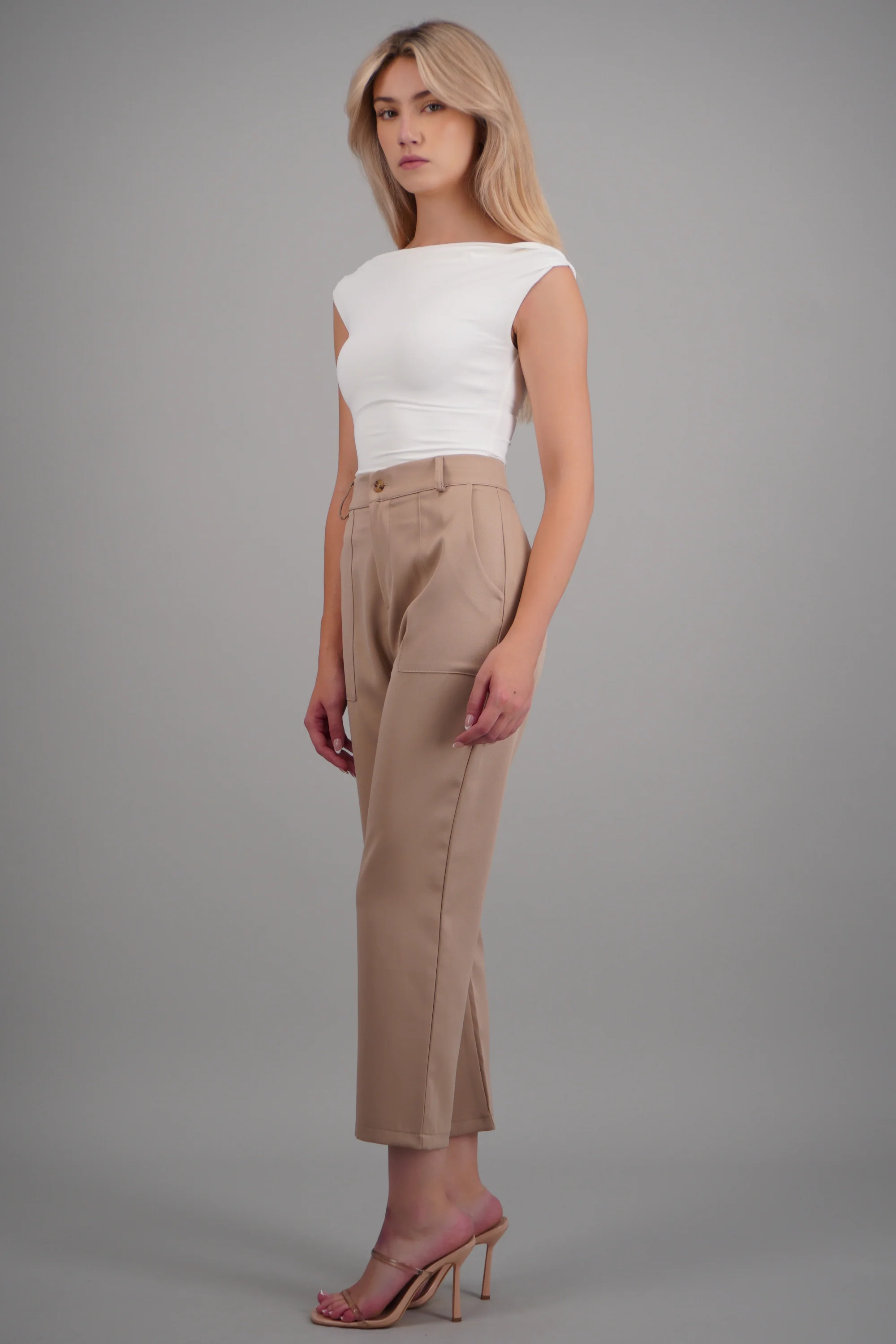 Pantalón con bolsas - Image 4