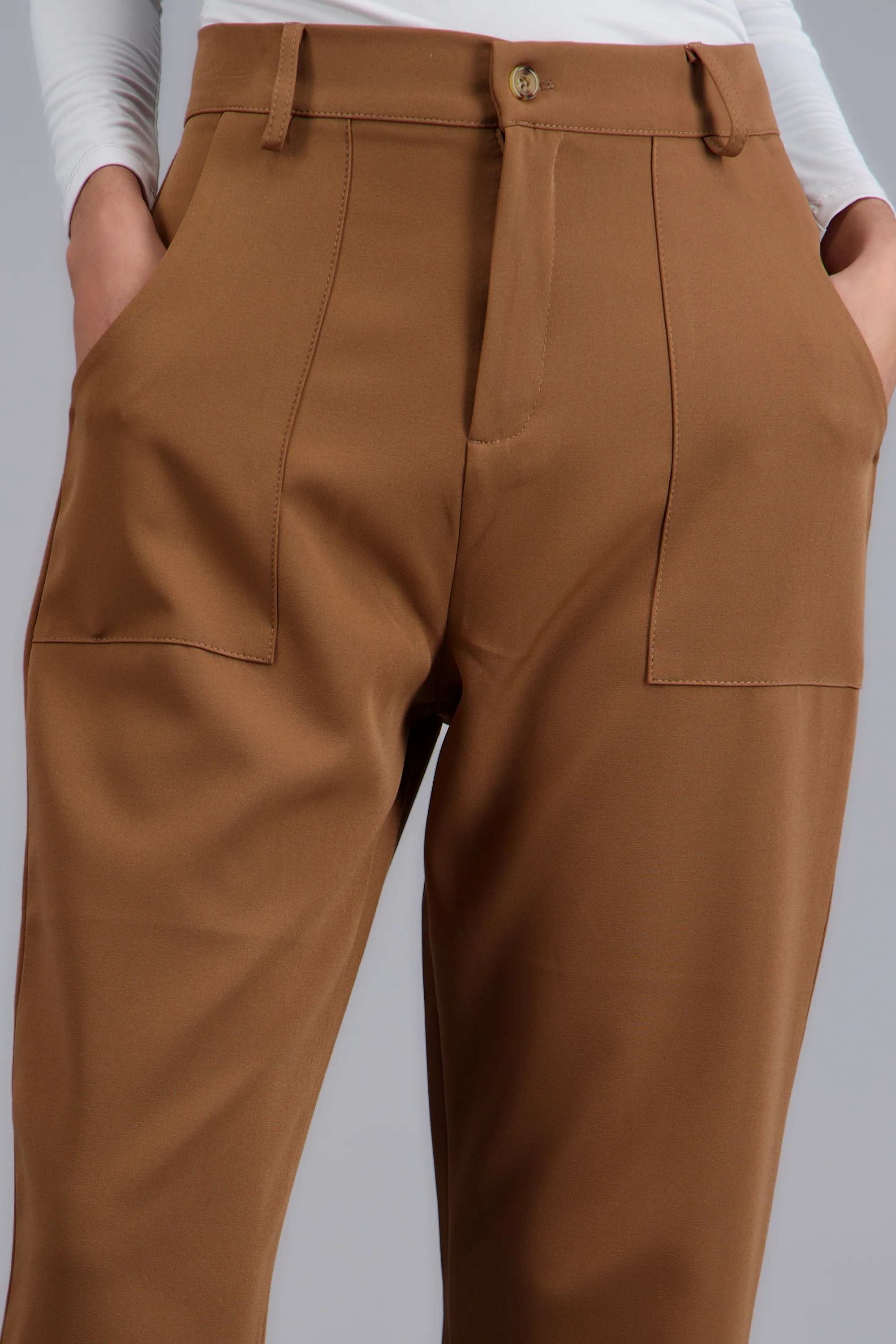 Pantalón con bolsas - Image 5