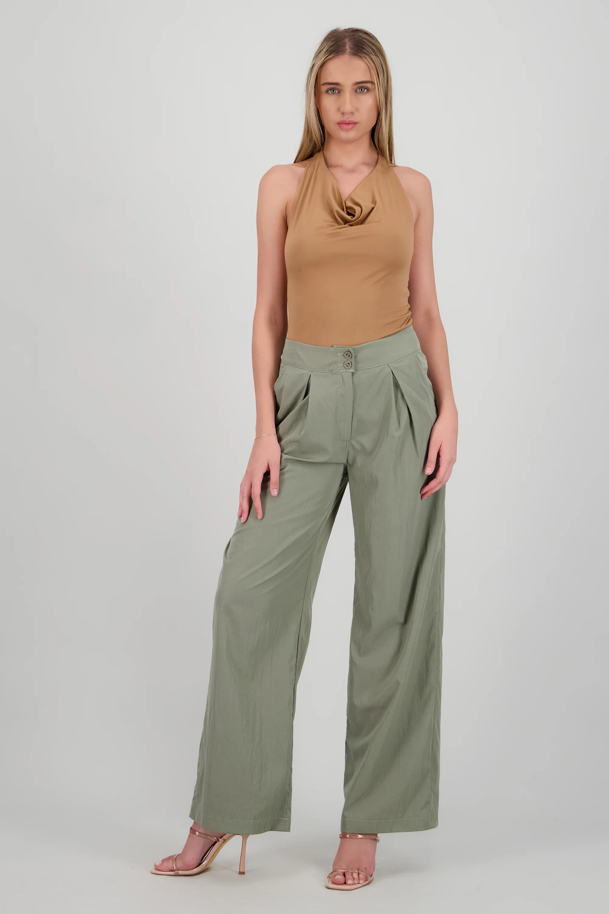 Pantalón con detalle de pinzas