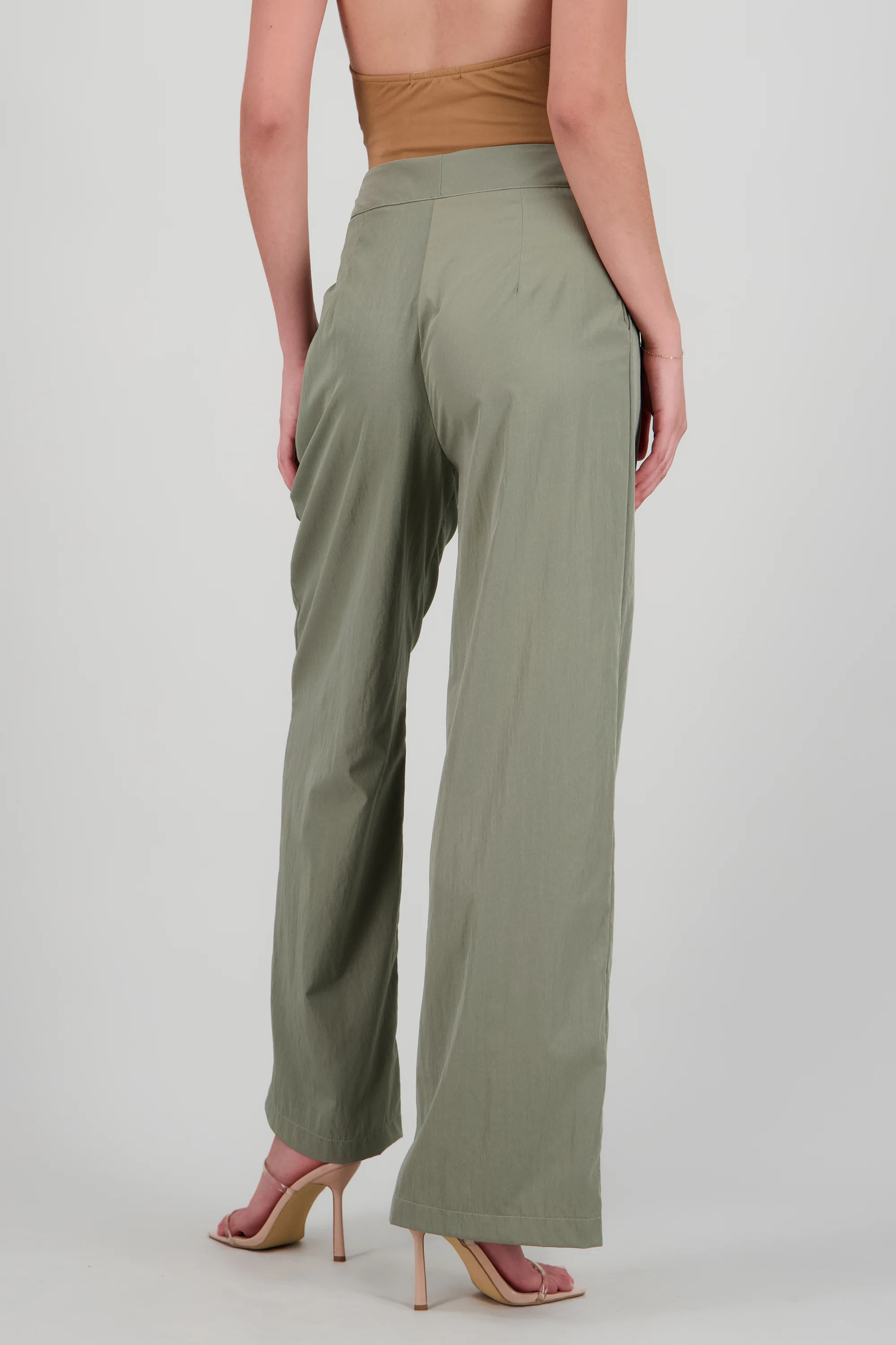 Pantalón con detalle de pinzas - Image 4