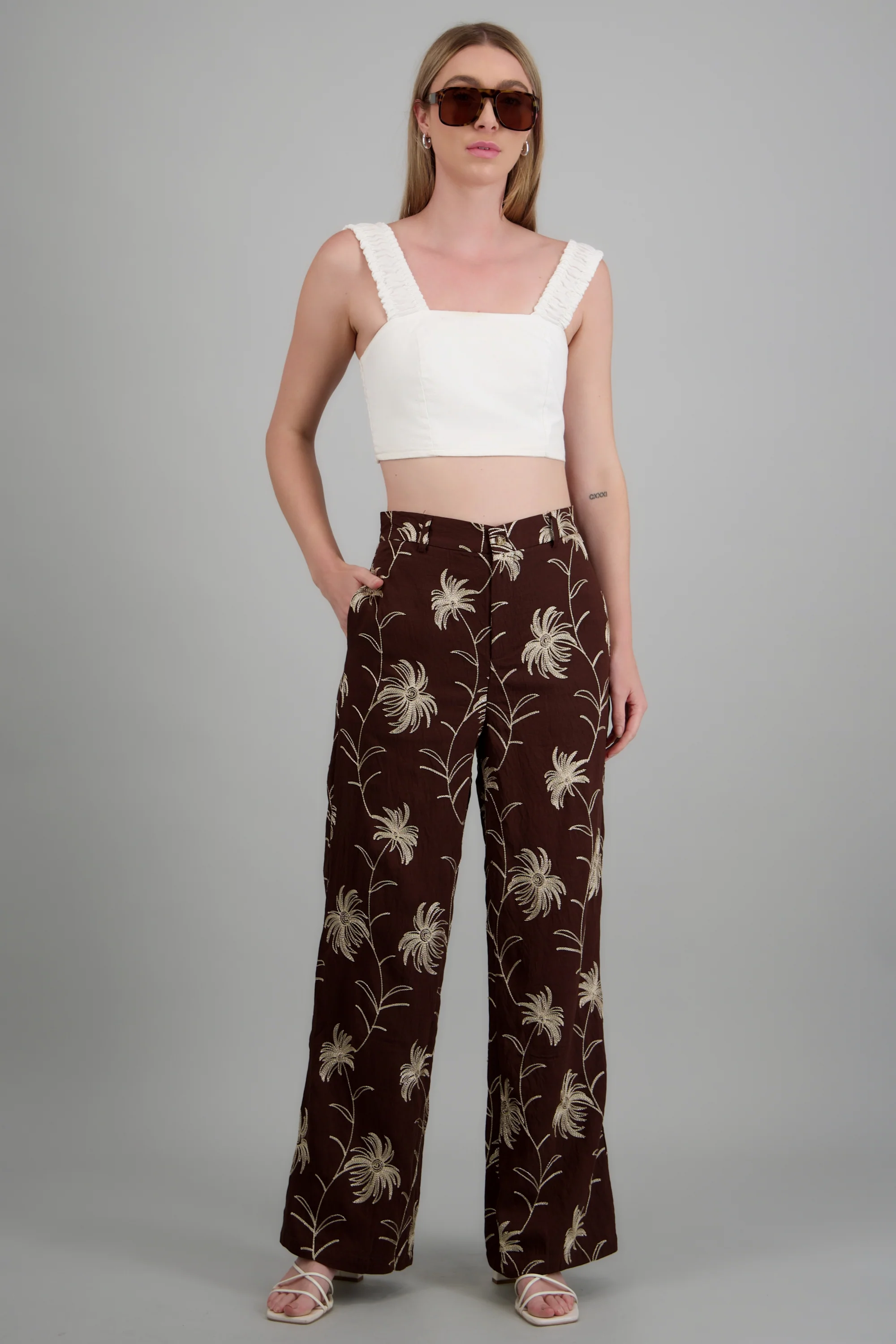 Pantalón detalle borado flores
