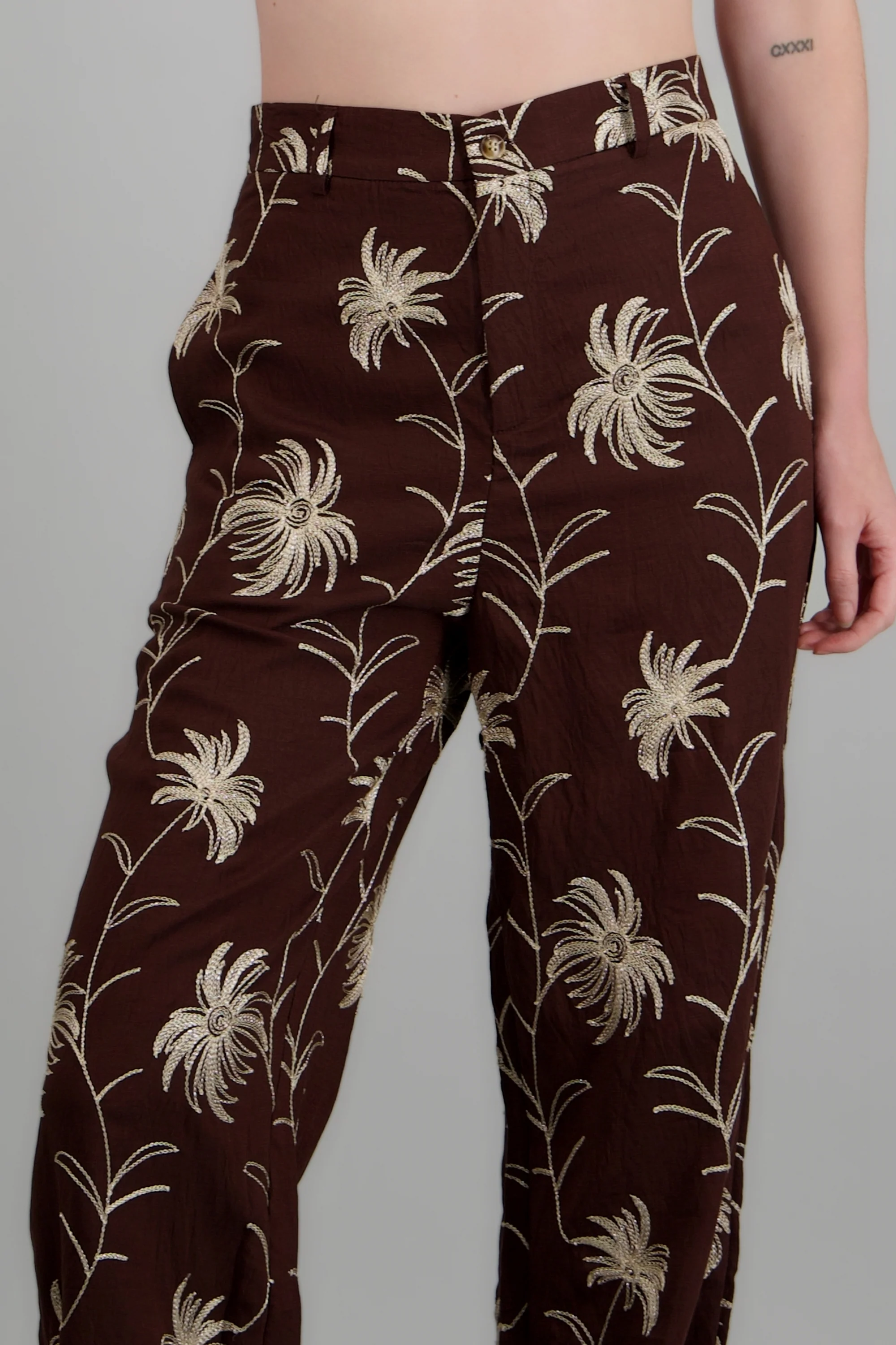 Pantalón detalle borado flores - Image 5