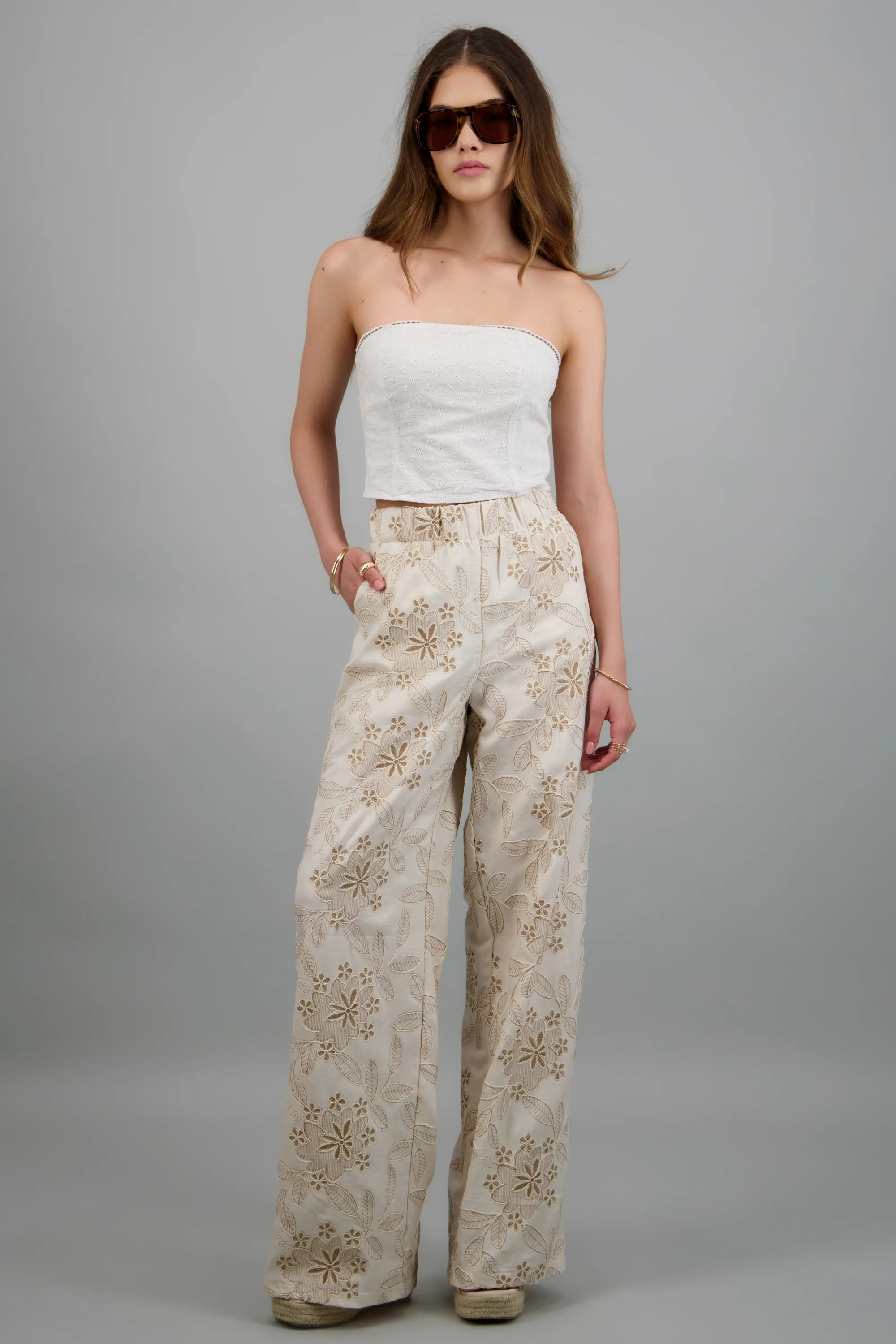 Pantalon detalle bordado