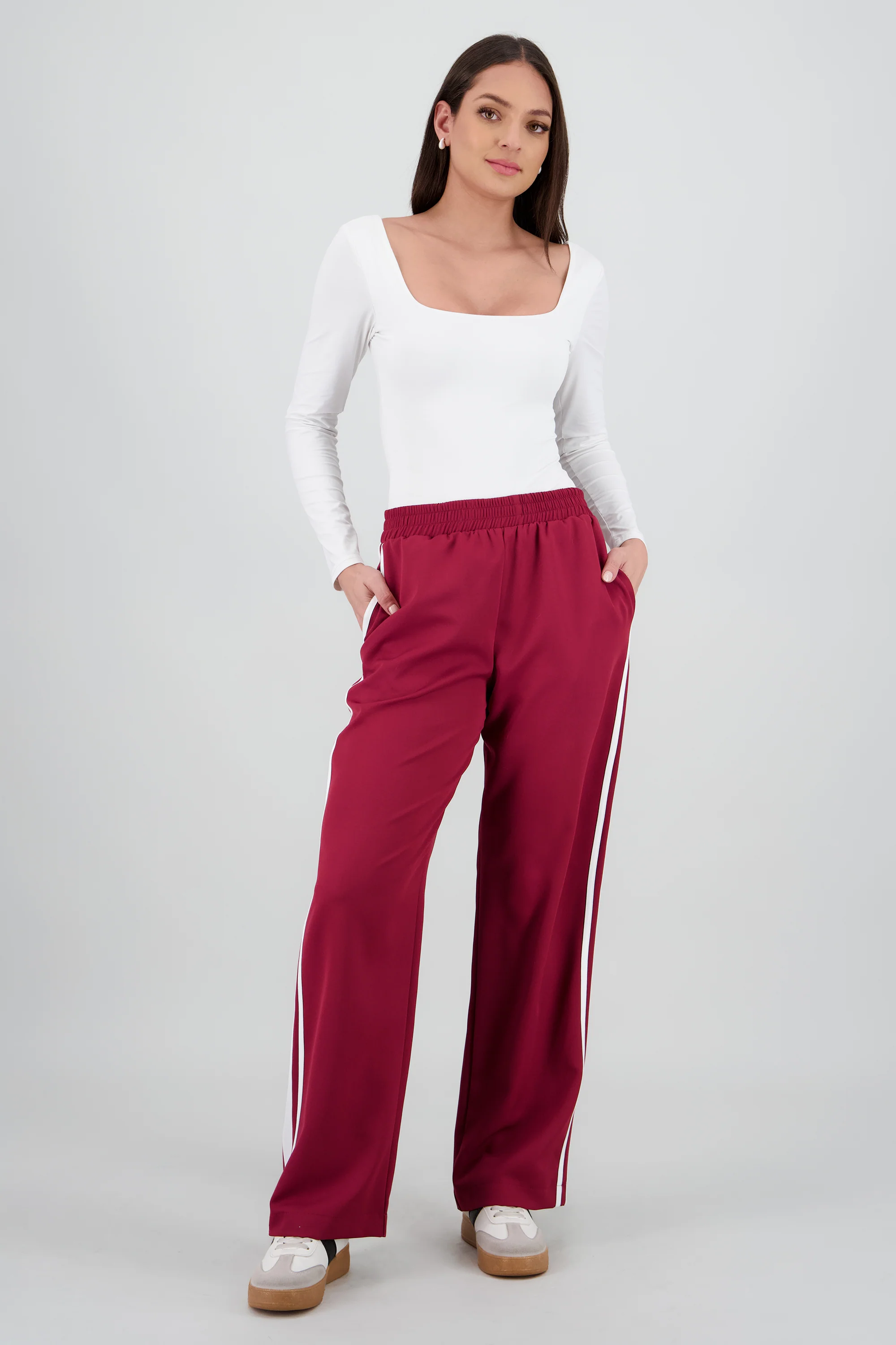 Pantalon detalle tiras contraste