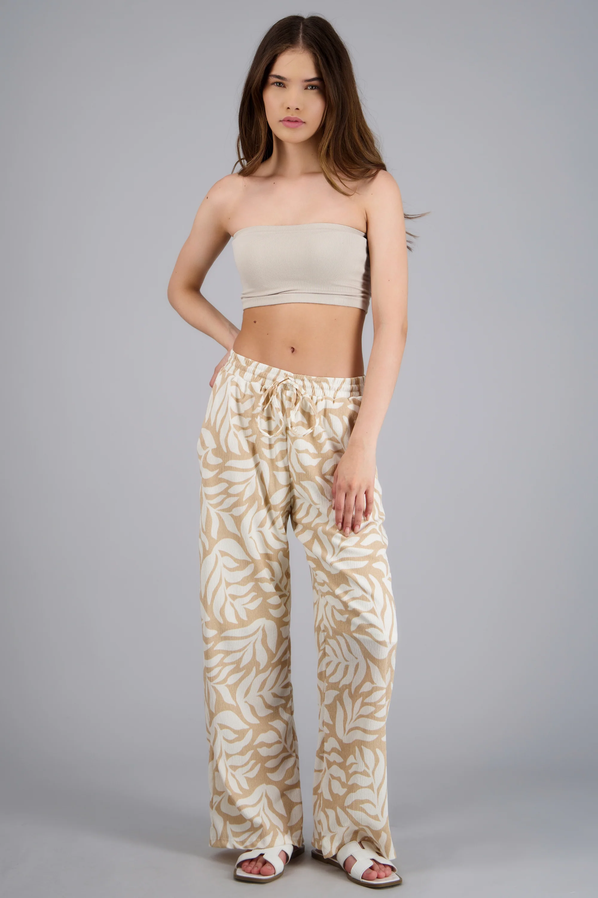 Pantalón estampado hojas
