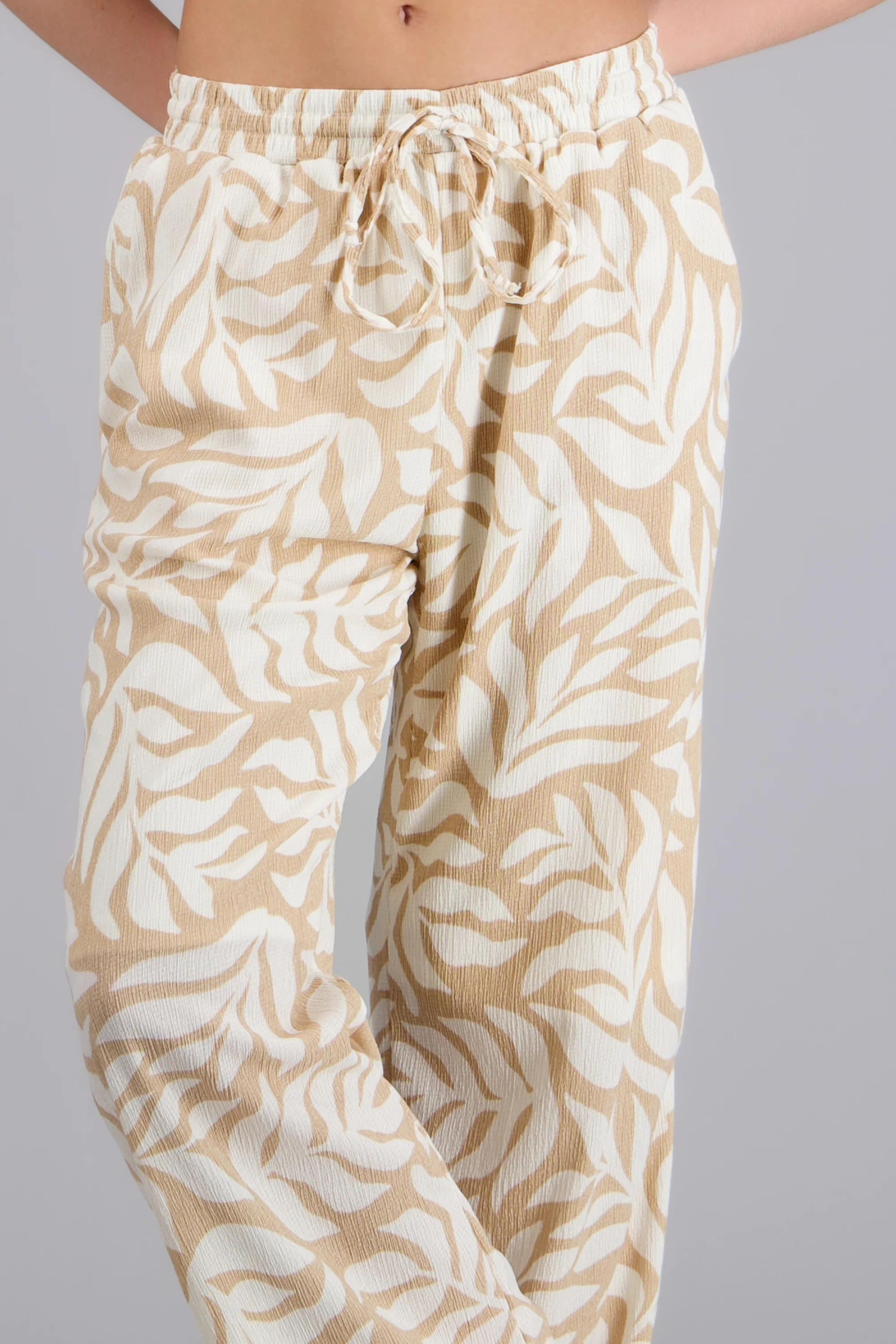 Pantalón estampado hojas - Image 5