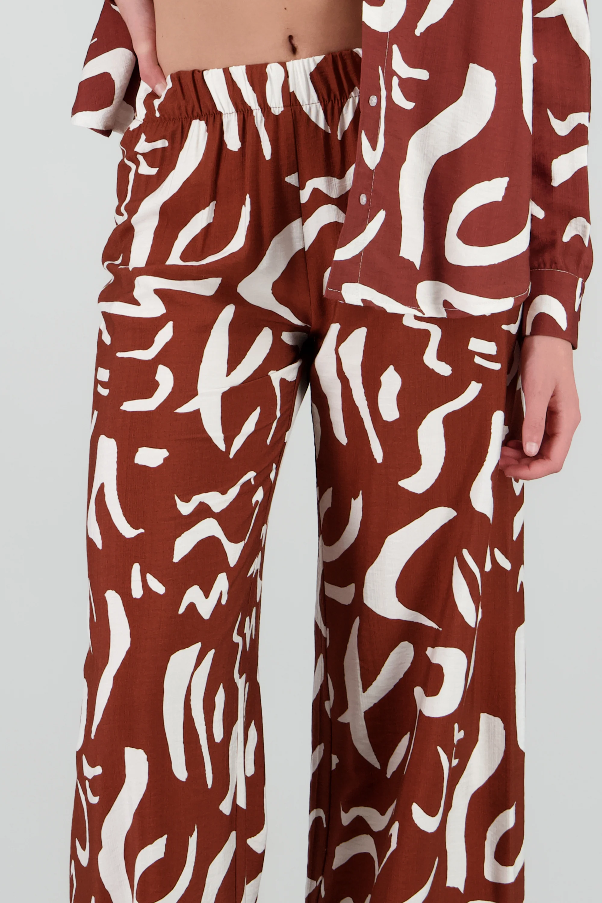 Pantalon fluido detalle estampado - Image 5