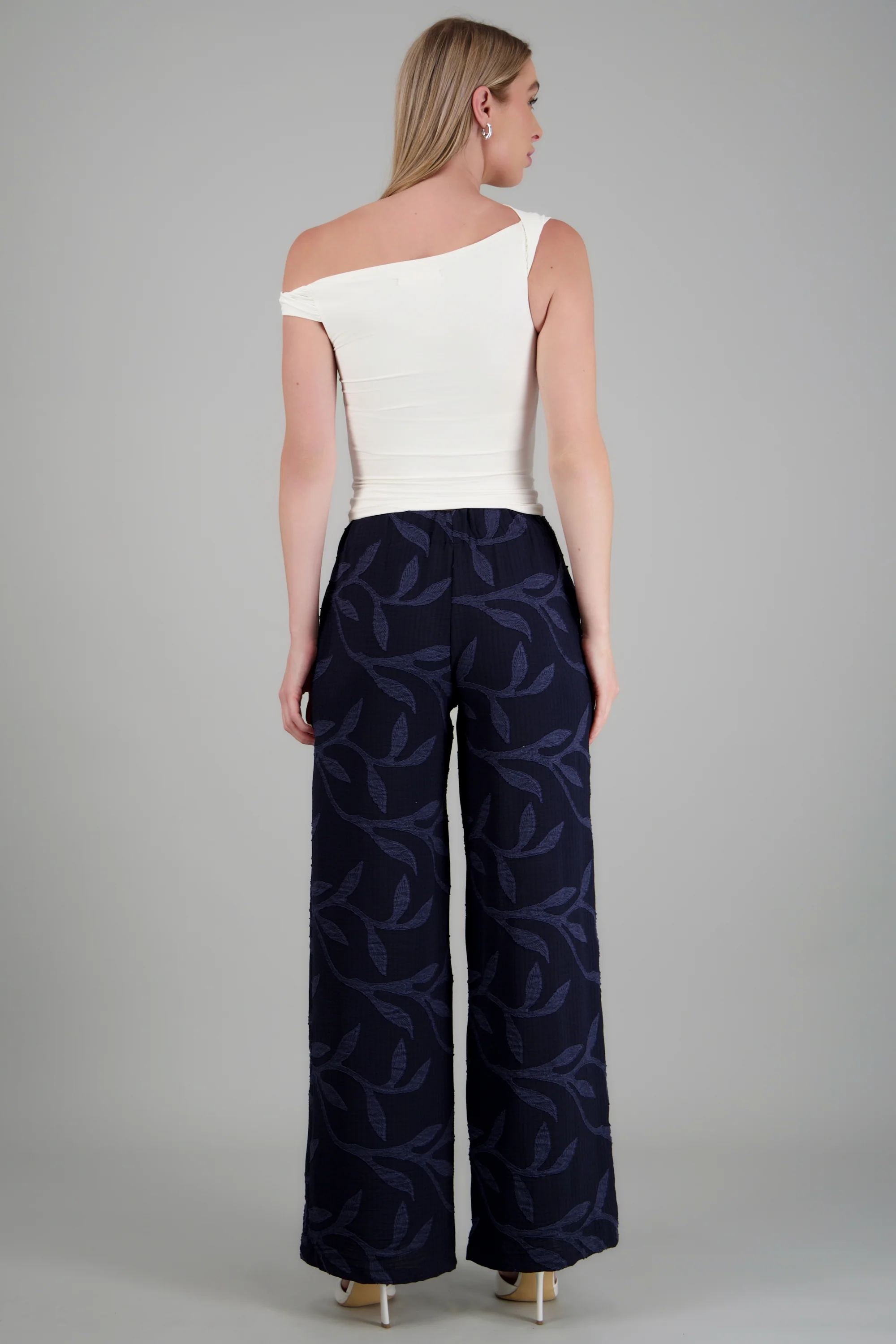 Pantalon fluido textura hojas - Image 4