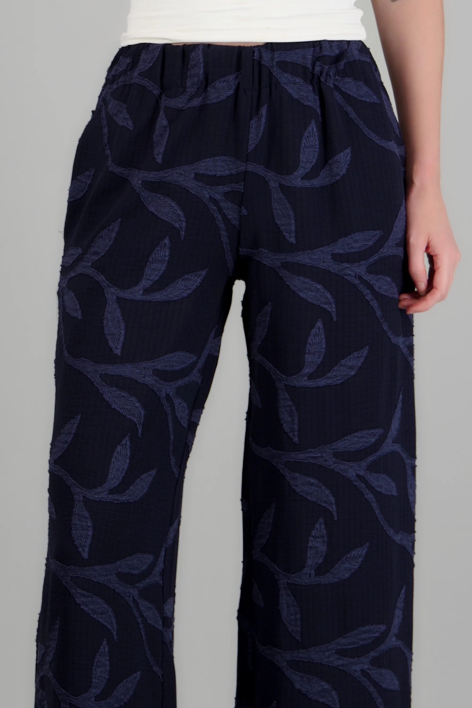 Pantalon fluido textura hojas - Image 5