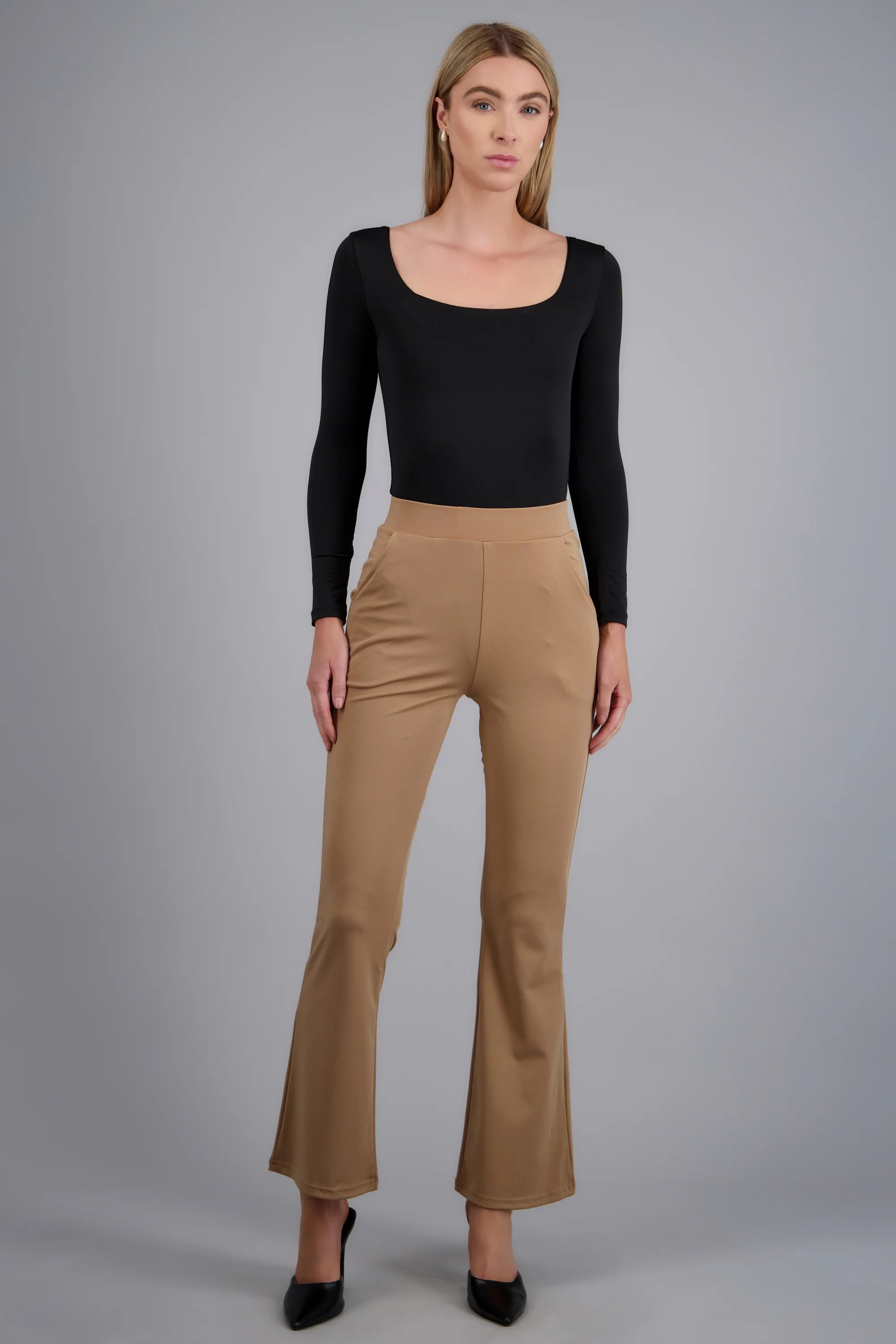 Pantalon liso acampanado