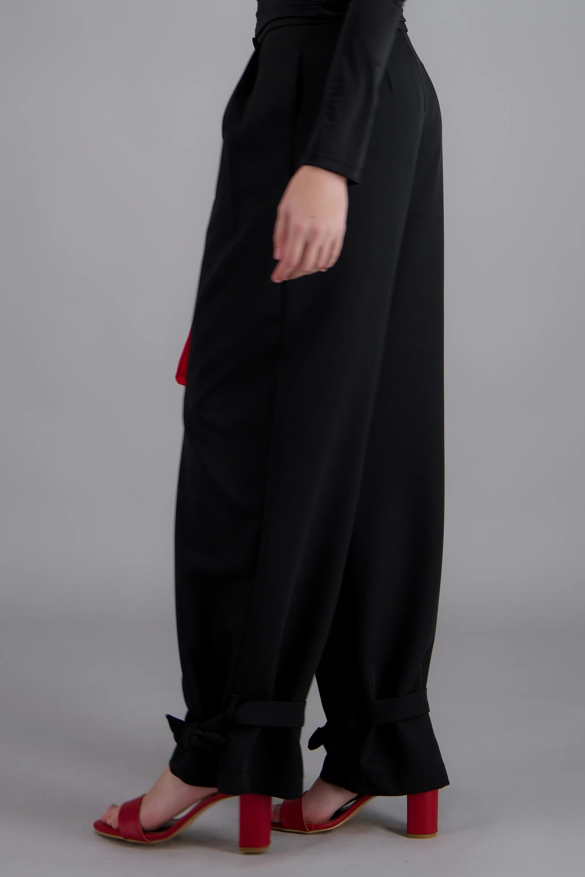 Pantalon liso detalle amarre en tobillos - Image 5