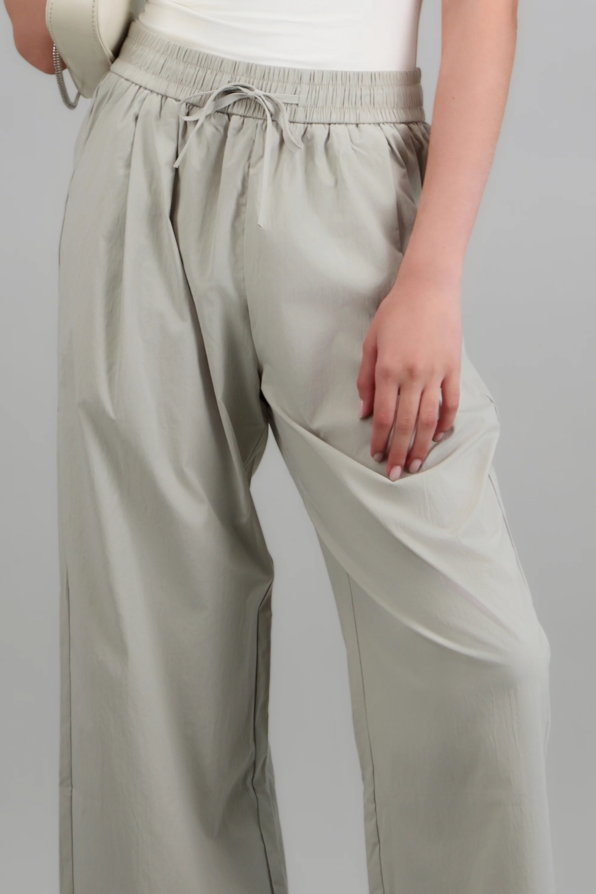 Pantalón liso jareta y bolsas - Image 5