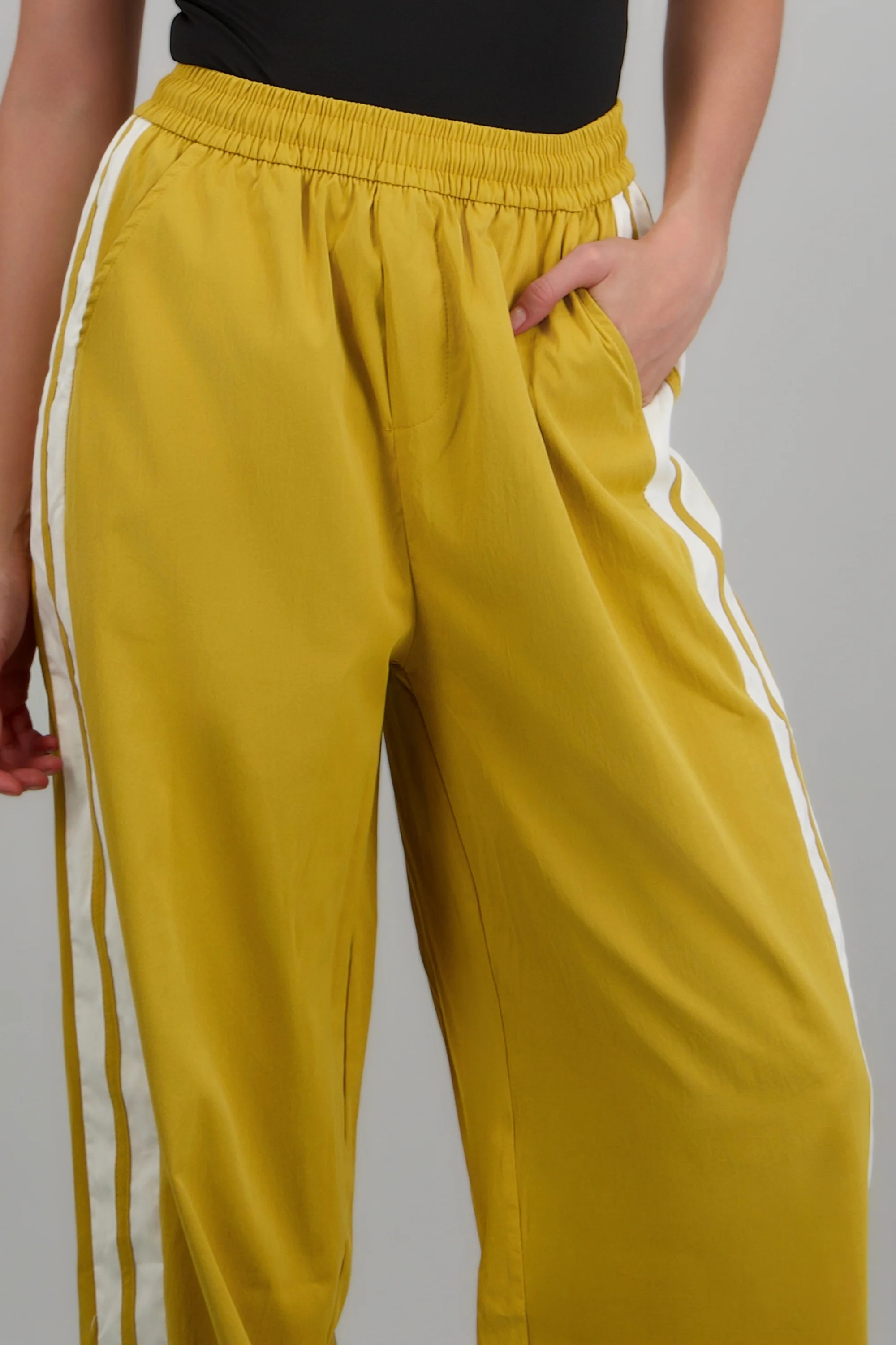 Pantalon rayas en costados - Image 5