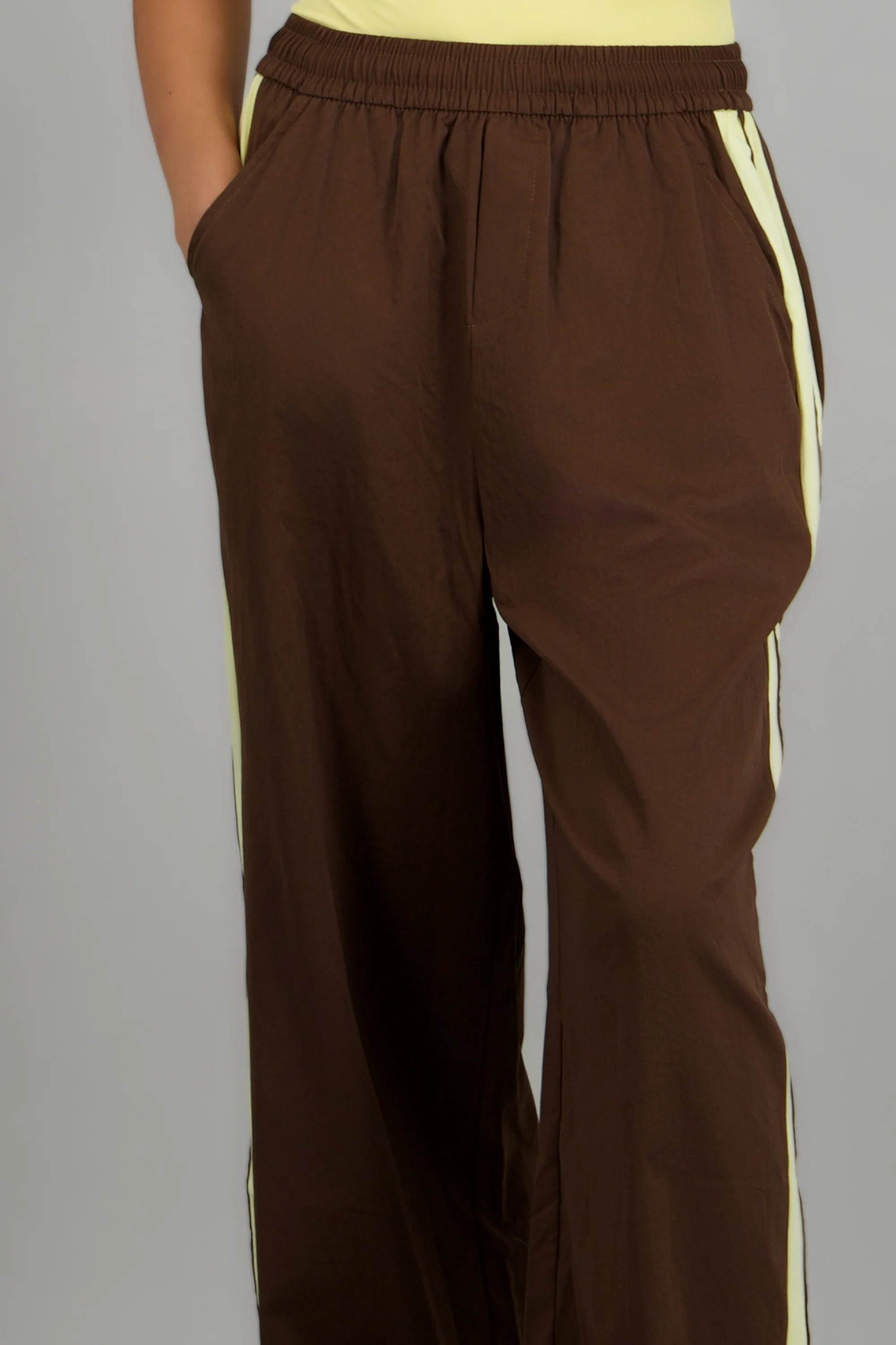 Pantalon rayas en costados - Image 5