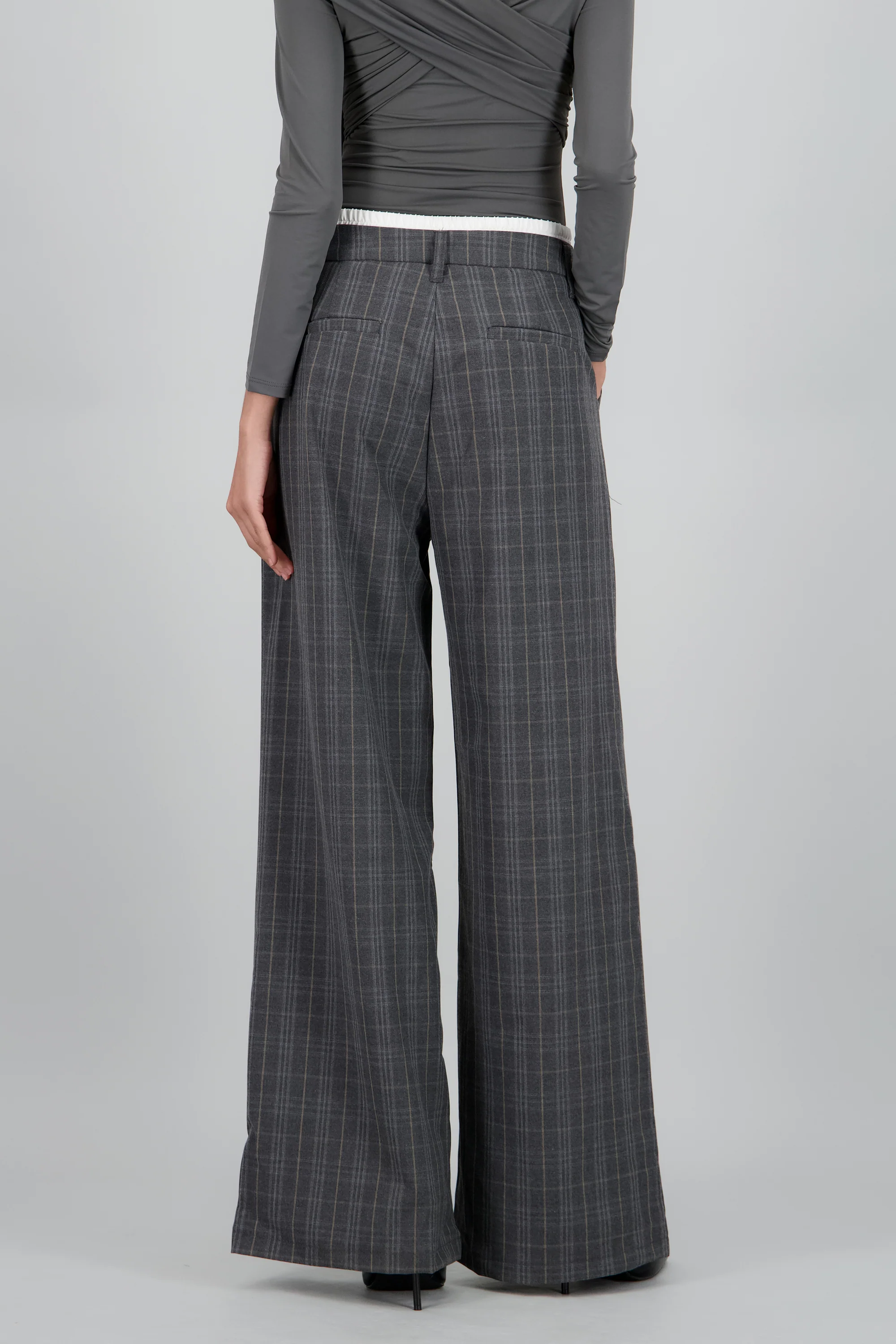 Pantalon recto de cuadros en contraste - Image 4