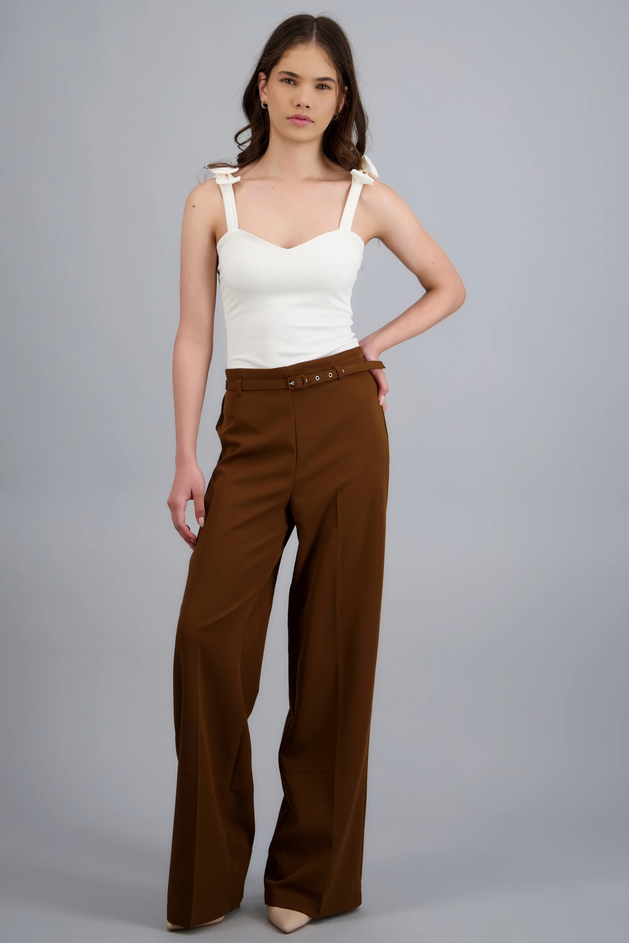 Pantalon sastreado detalle cinturon
