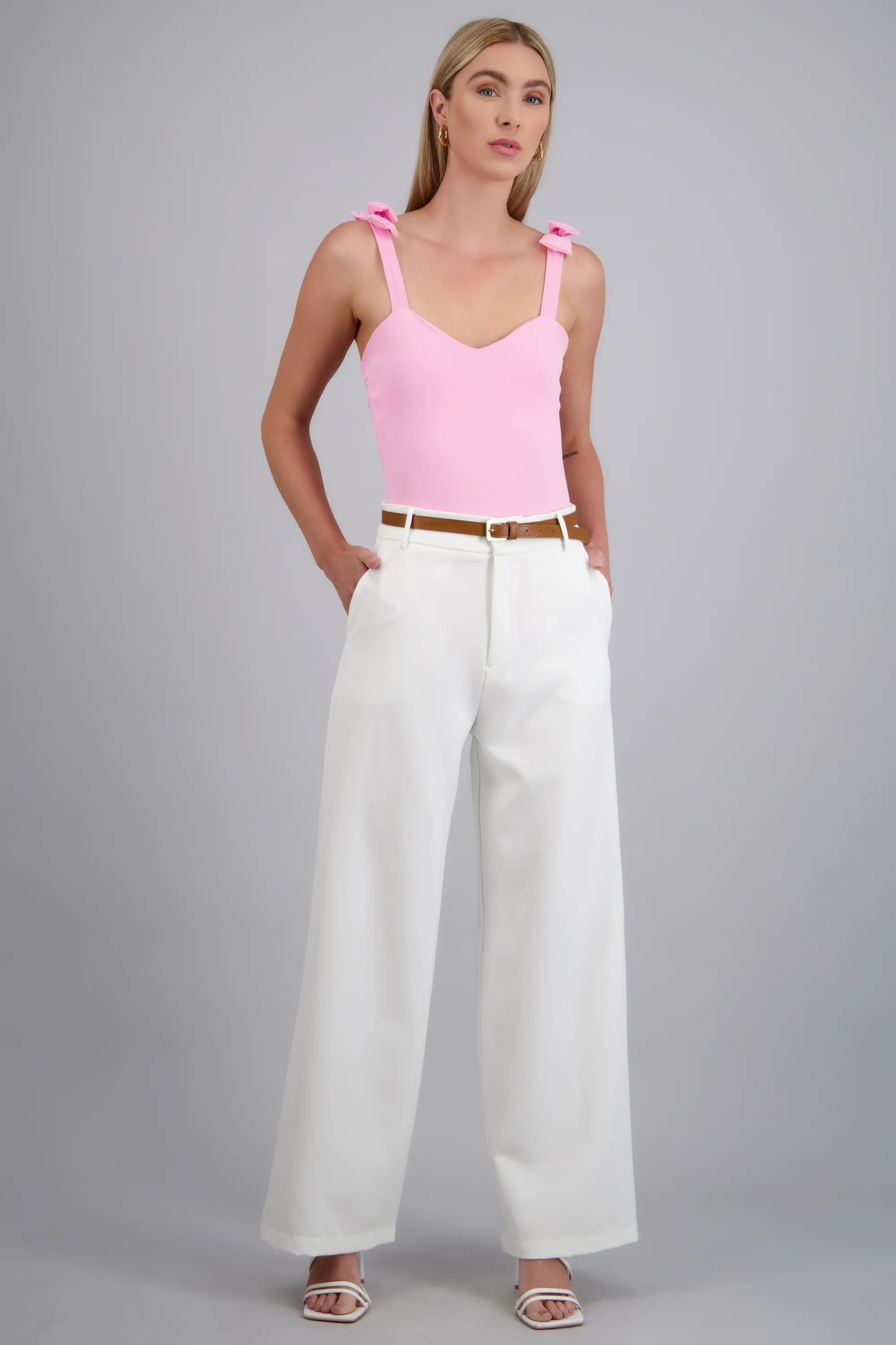 Pantalon sastreado detalle cinturon