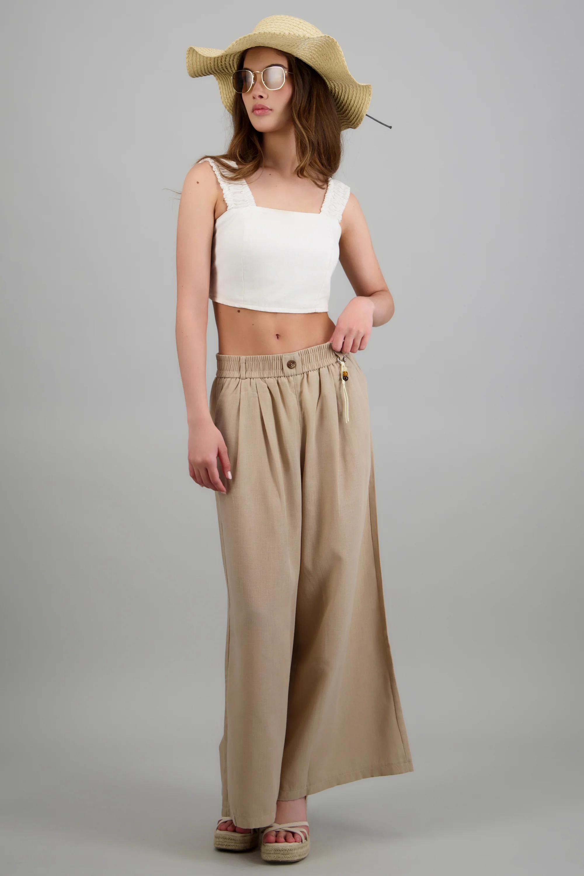 Pantalones amplios con detalle de charm