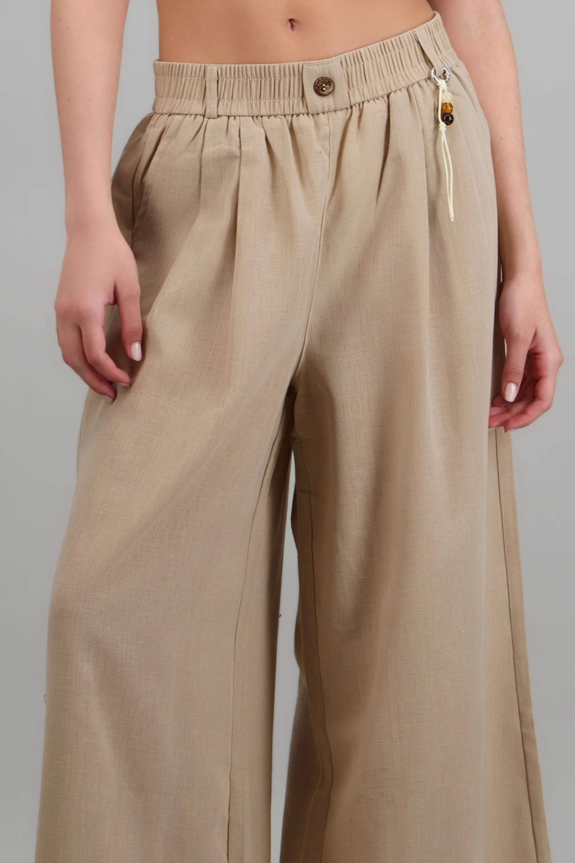 Pantalones amplios con detalle de charm - Image 5