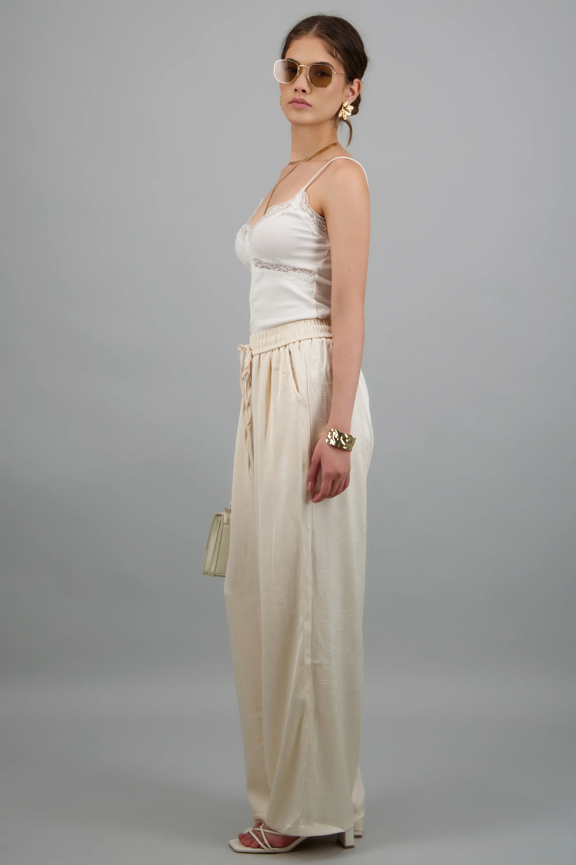 Pantalones ligeros en satin - Image 3