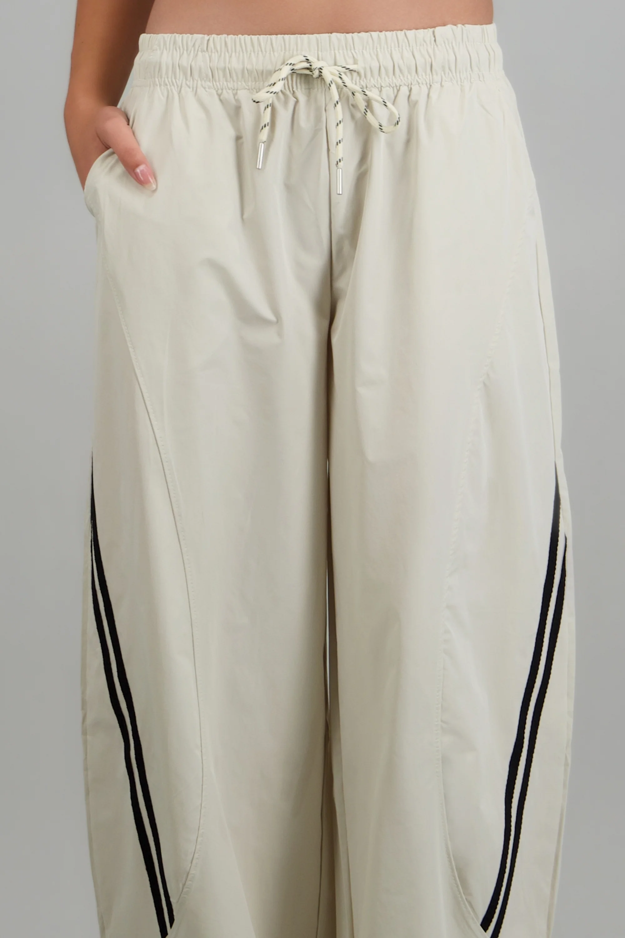 Pantalones rayas corte barrel - Image 5