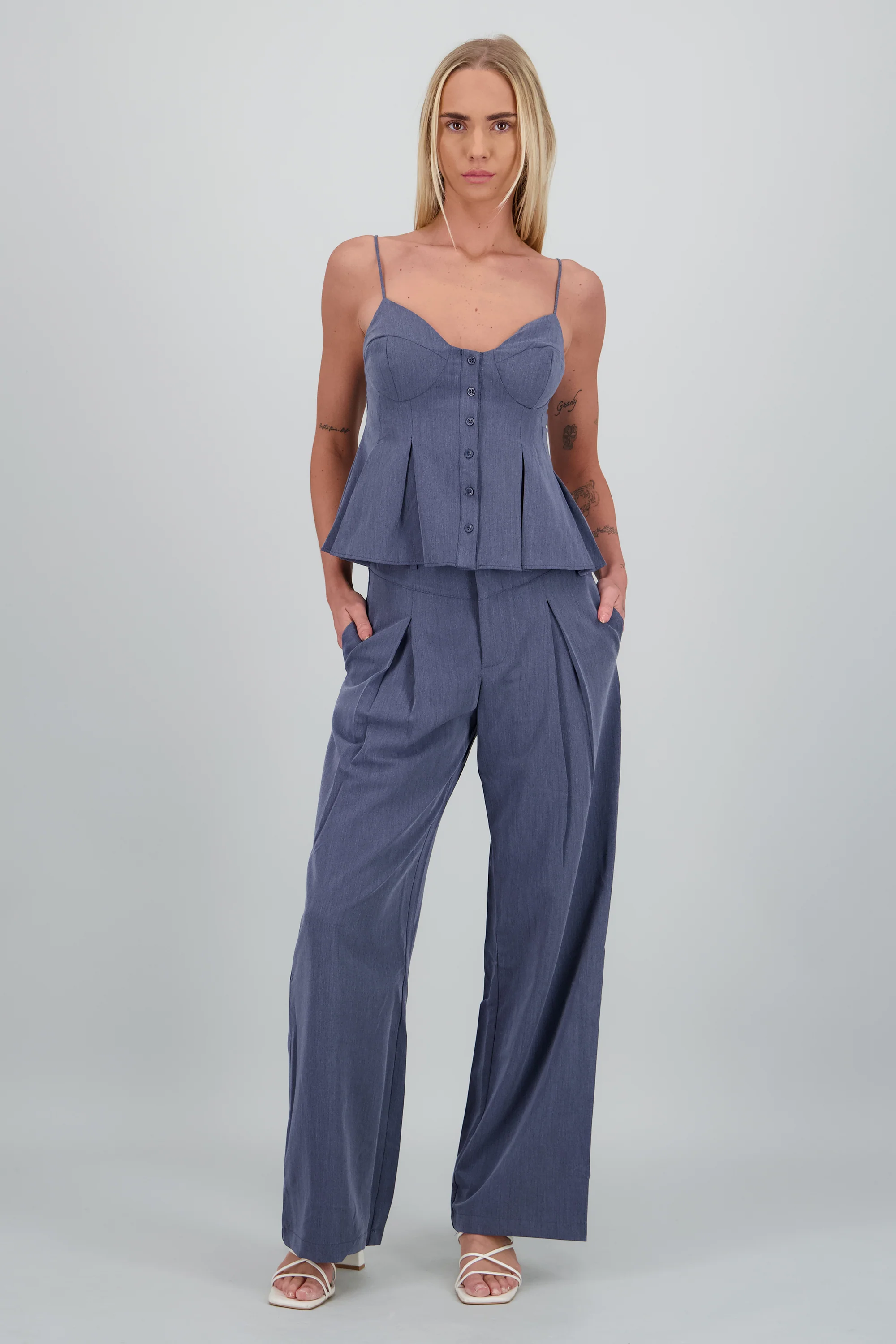 Pantalones rectos con cortes