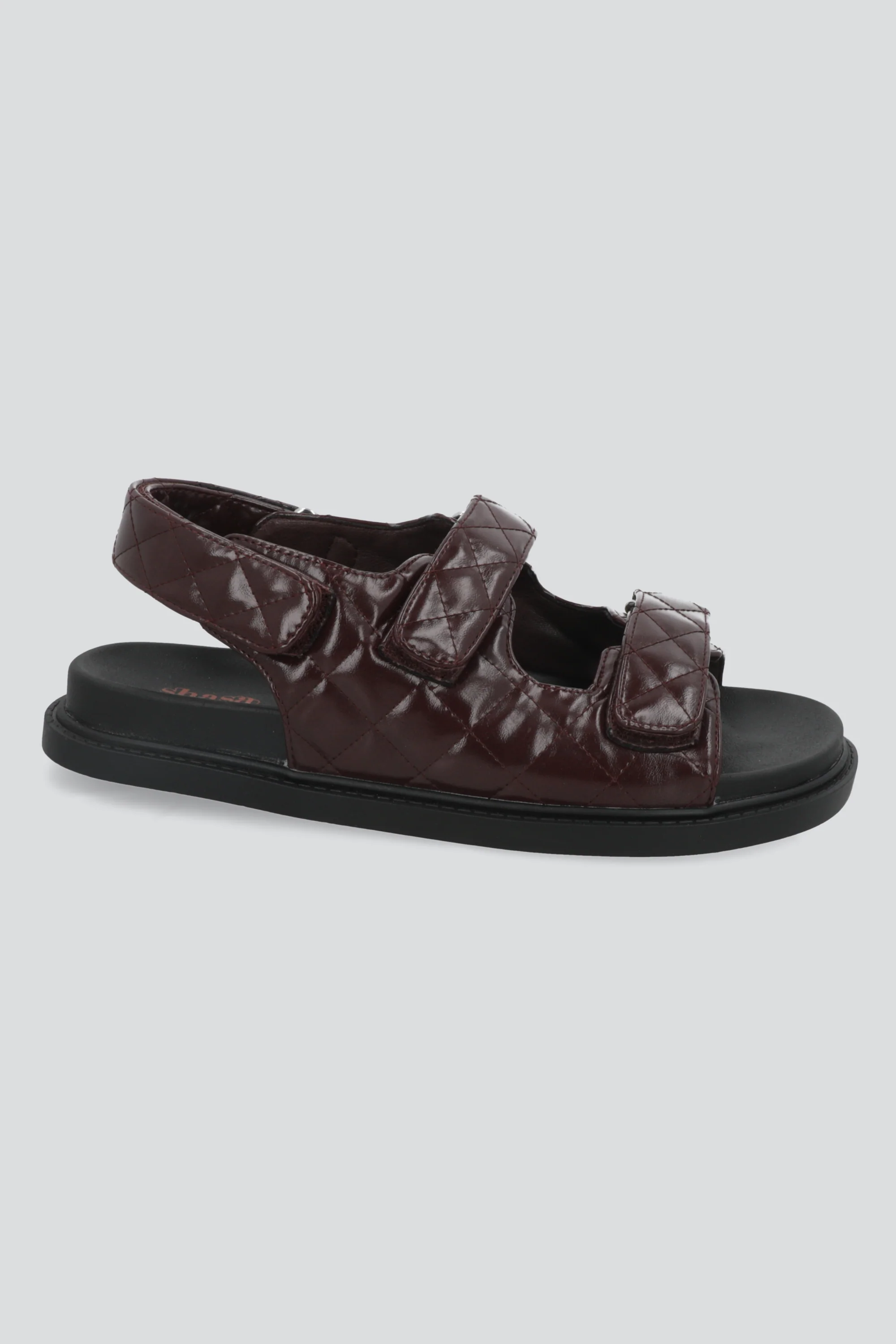 Sandalia sling back capitonada charol