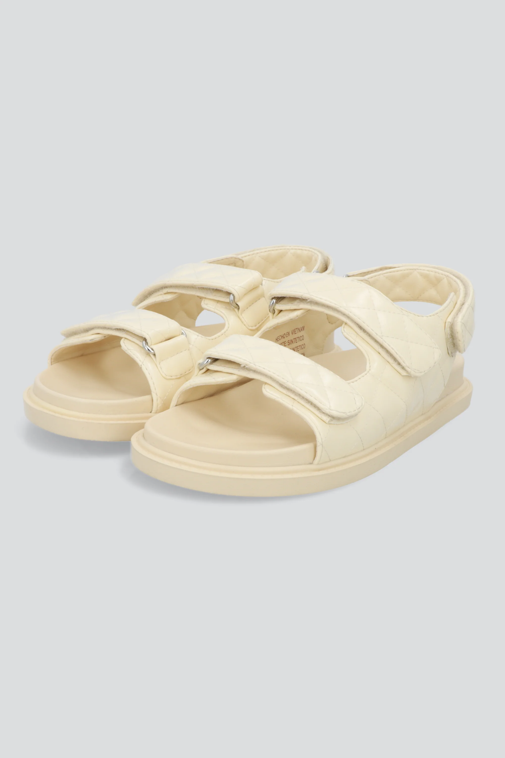 Sandalia sling back capitonada charol - Image 2