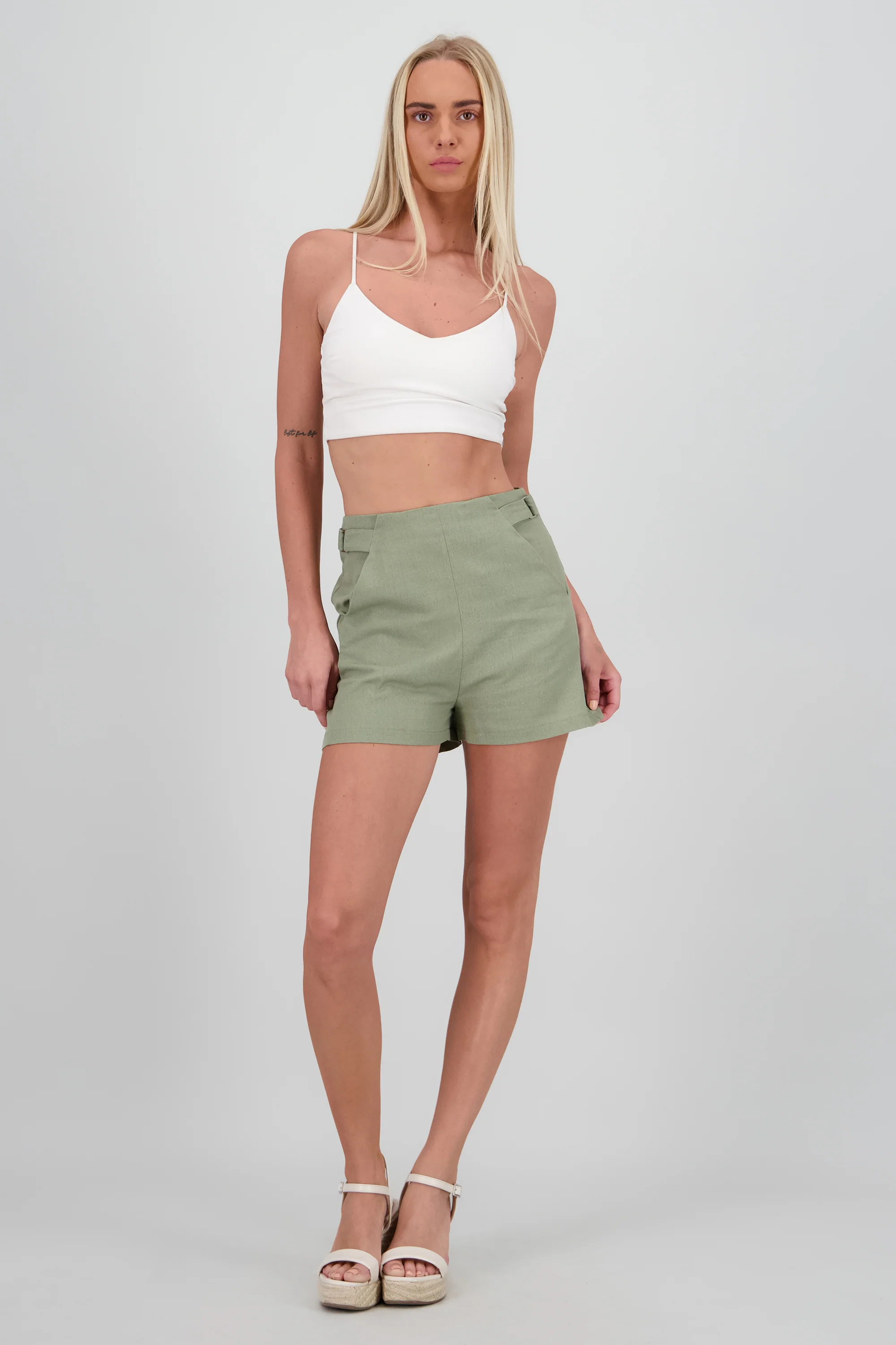 Short detalle hebillas laterales