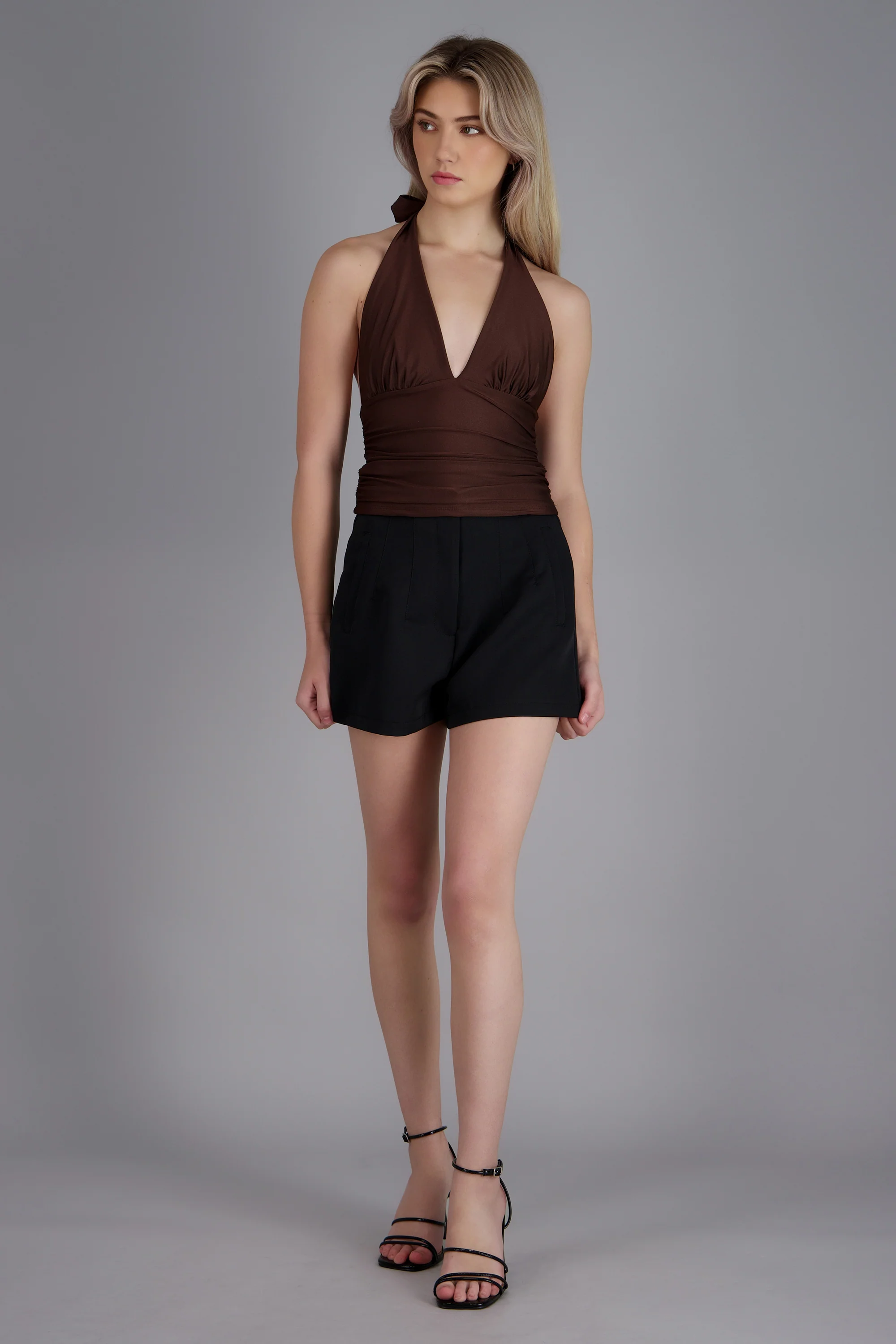 Short liso detalle pinzas