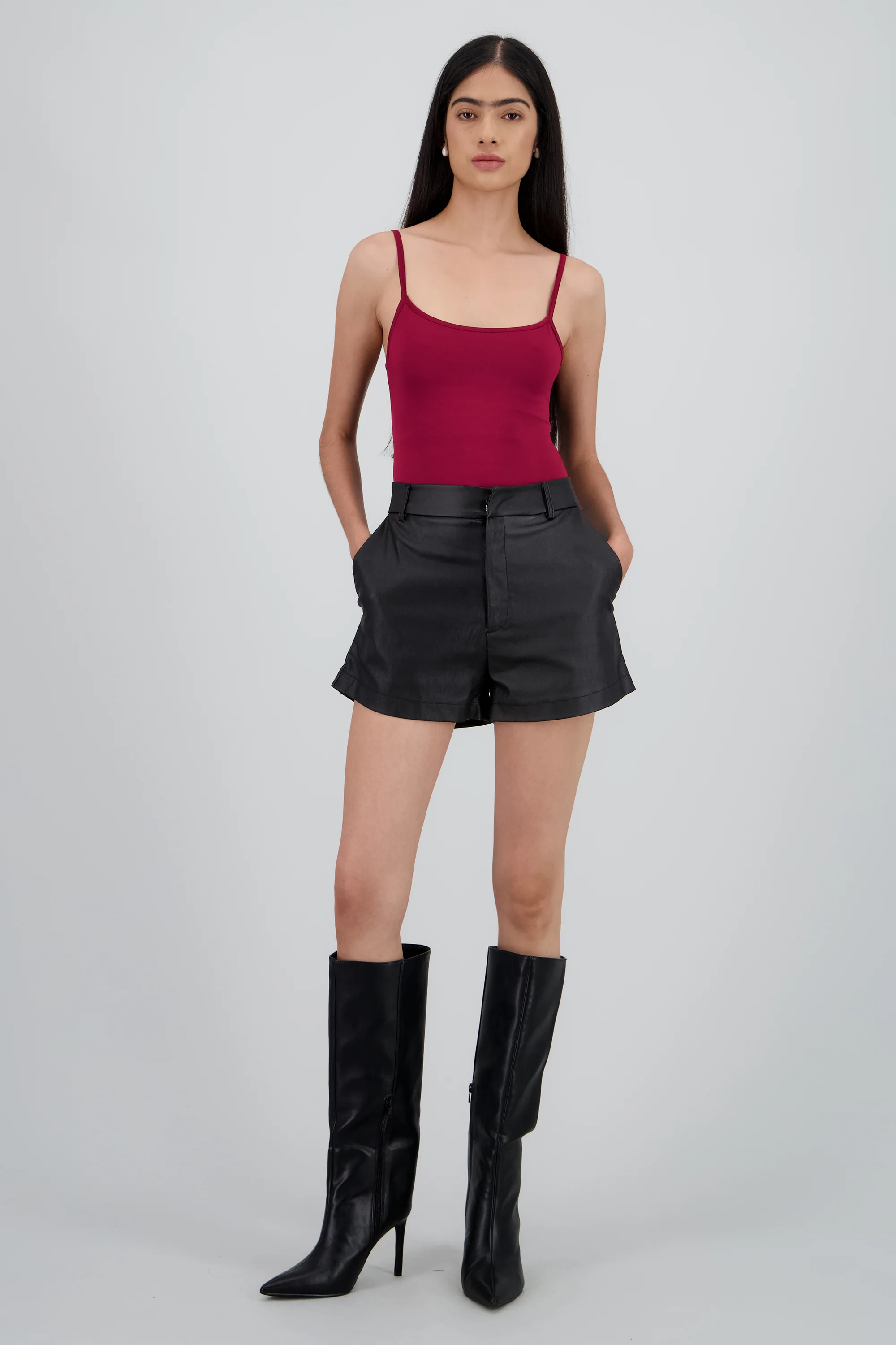 Short mini de pu con bolsas