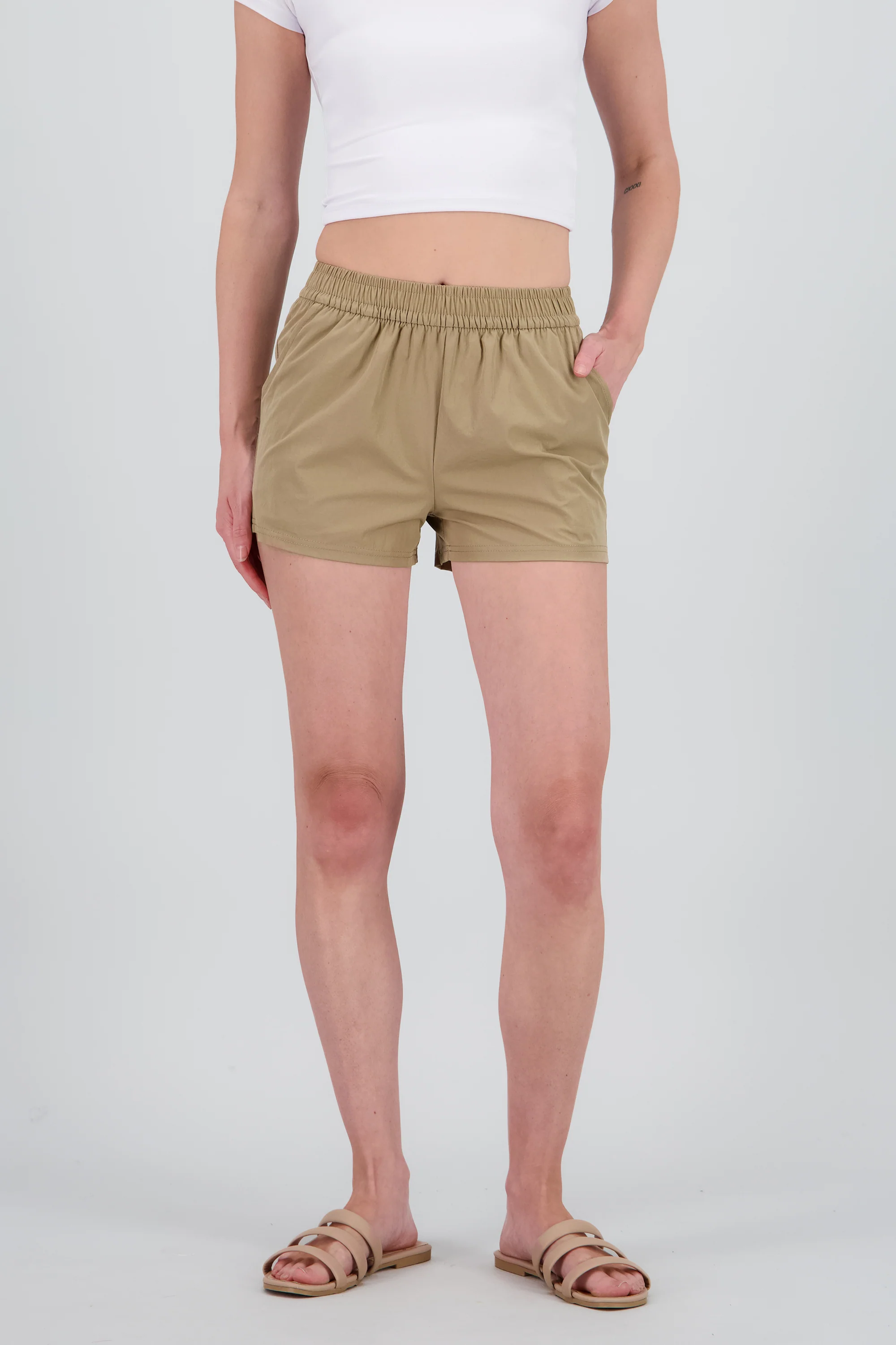 Shorts cortos con bolsas lisos - Image 2