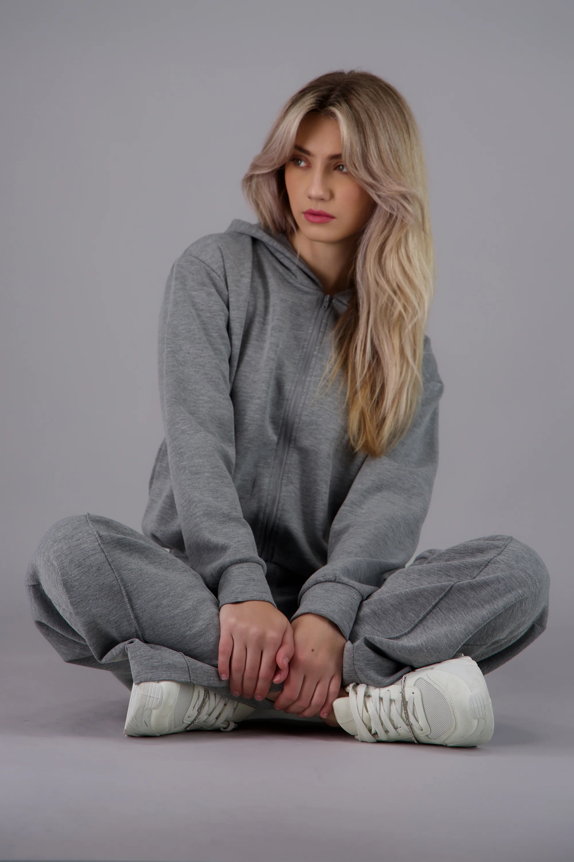 Sudadera con gorro y cierre