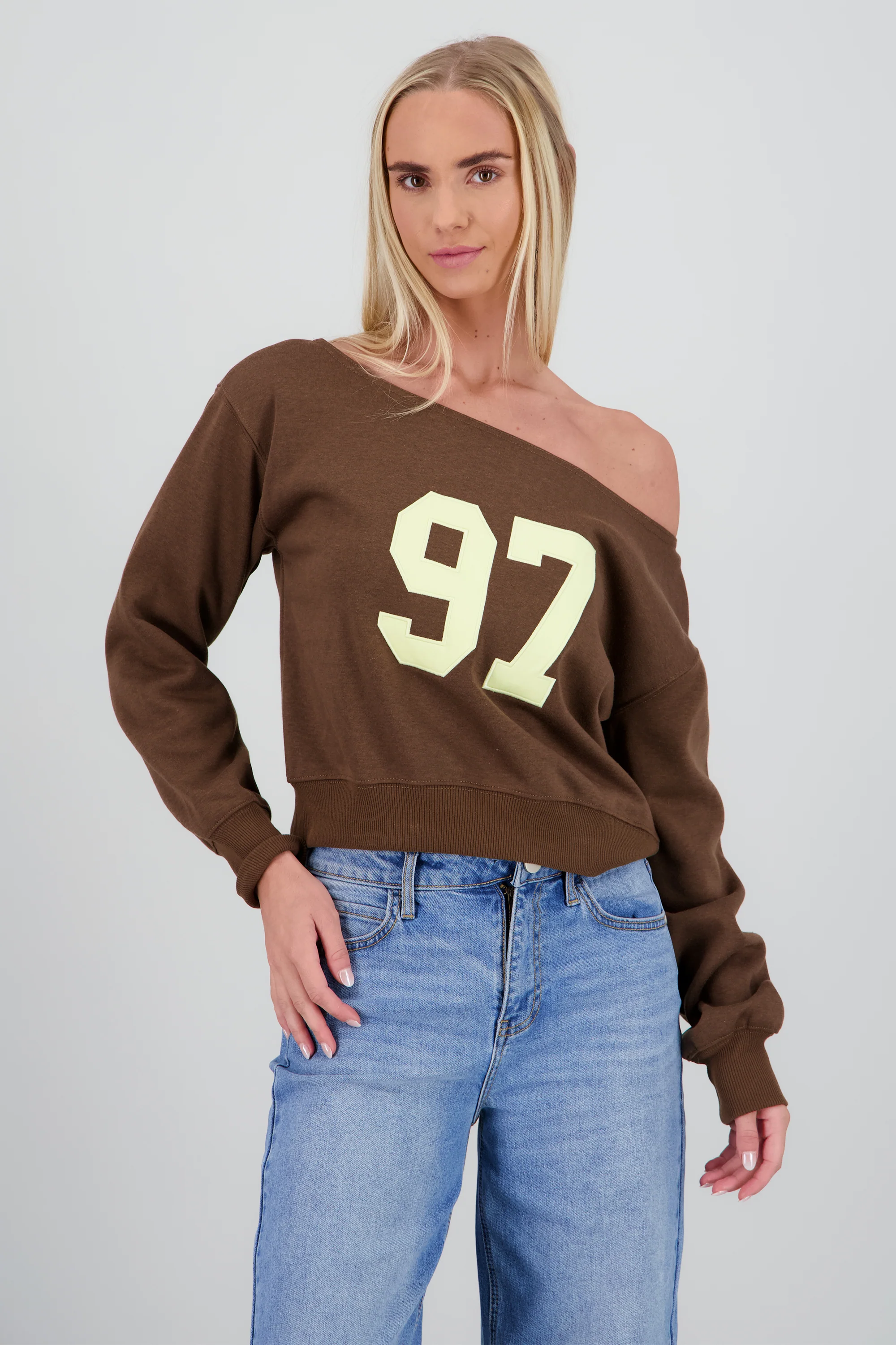 Sudadera off shoulder bordado numero