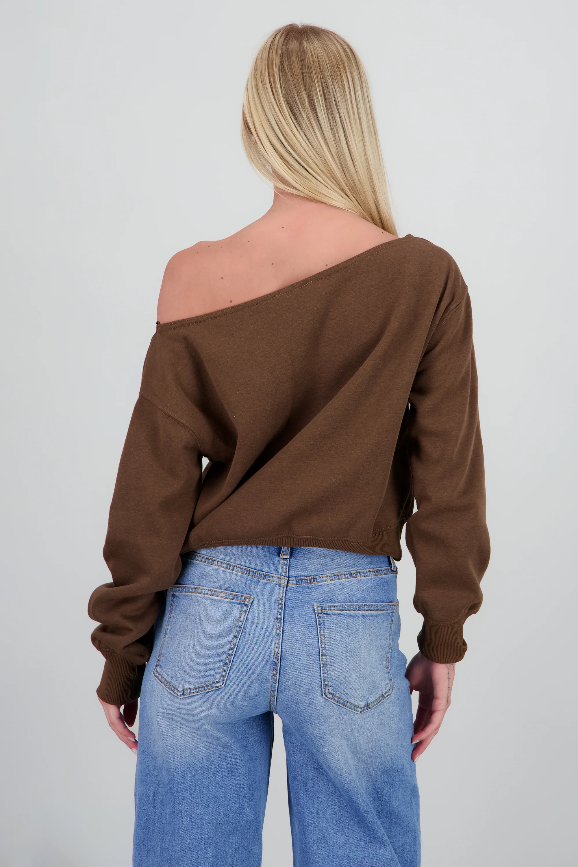 Sudadera off shoulder bordado numero - Image 4
