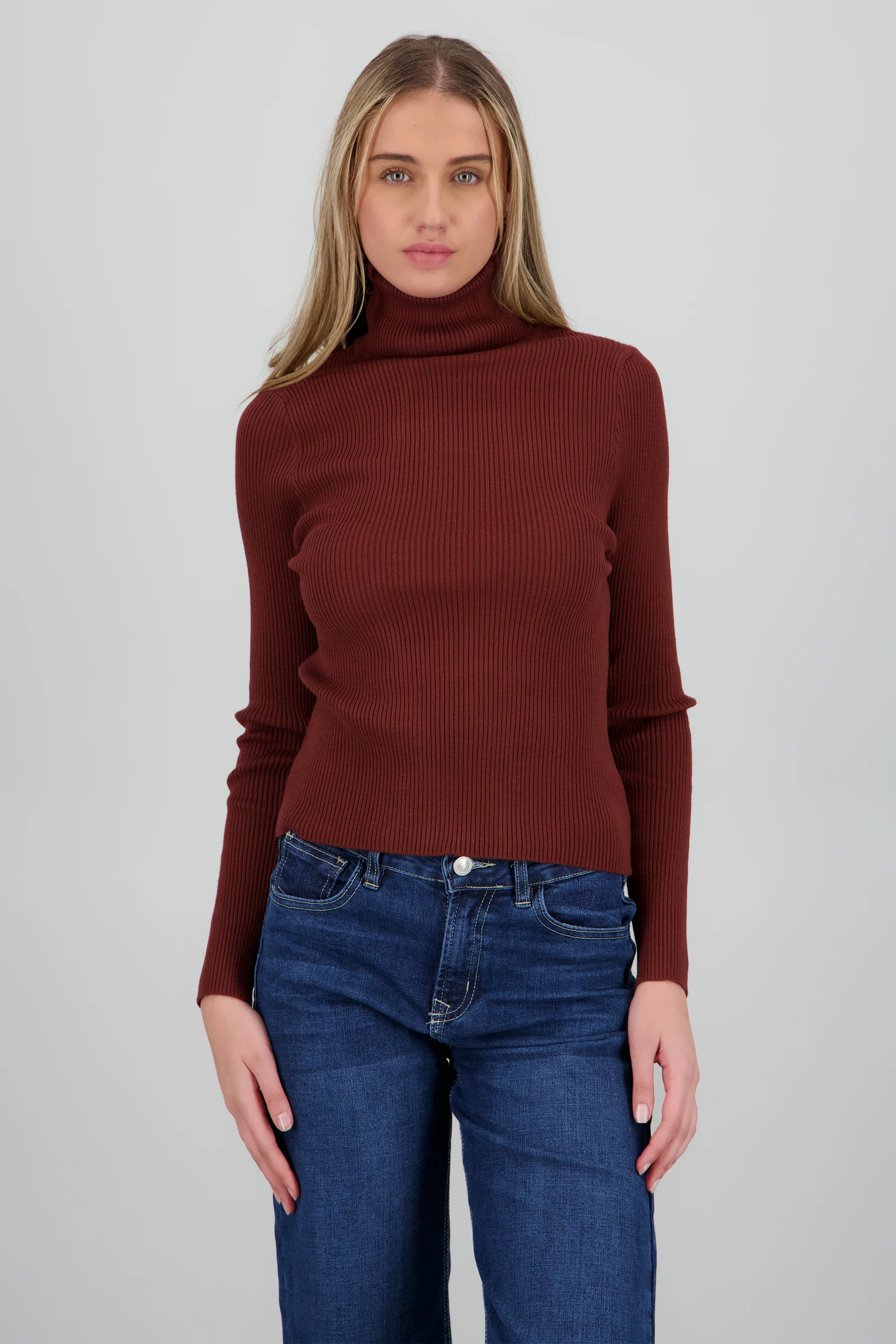 Sueter acanalado con cuello alto