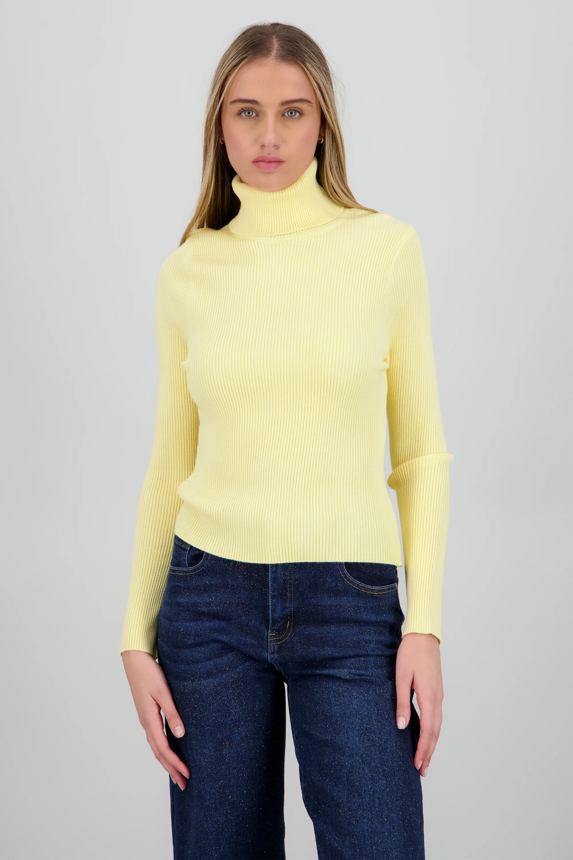 Sueter acanalado con cuello alto