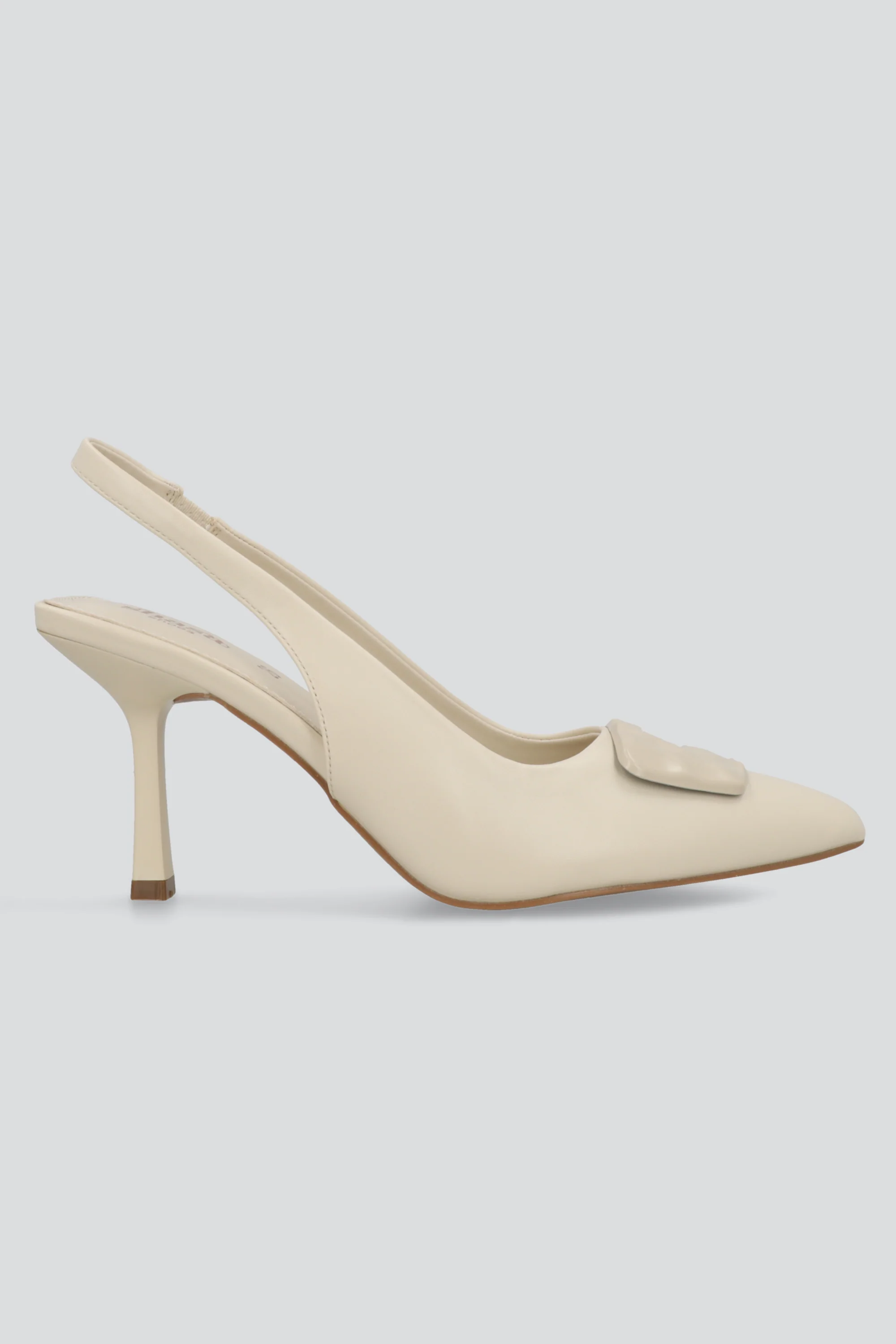 Tacon pointy hebilla sling back