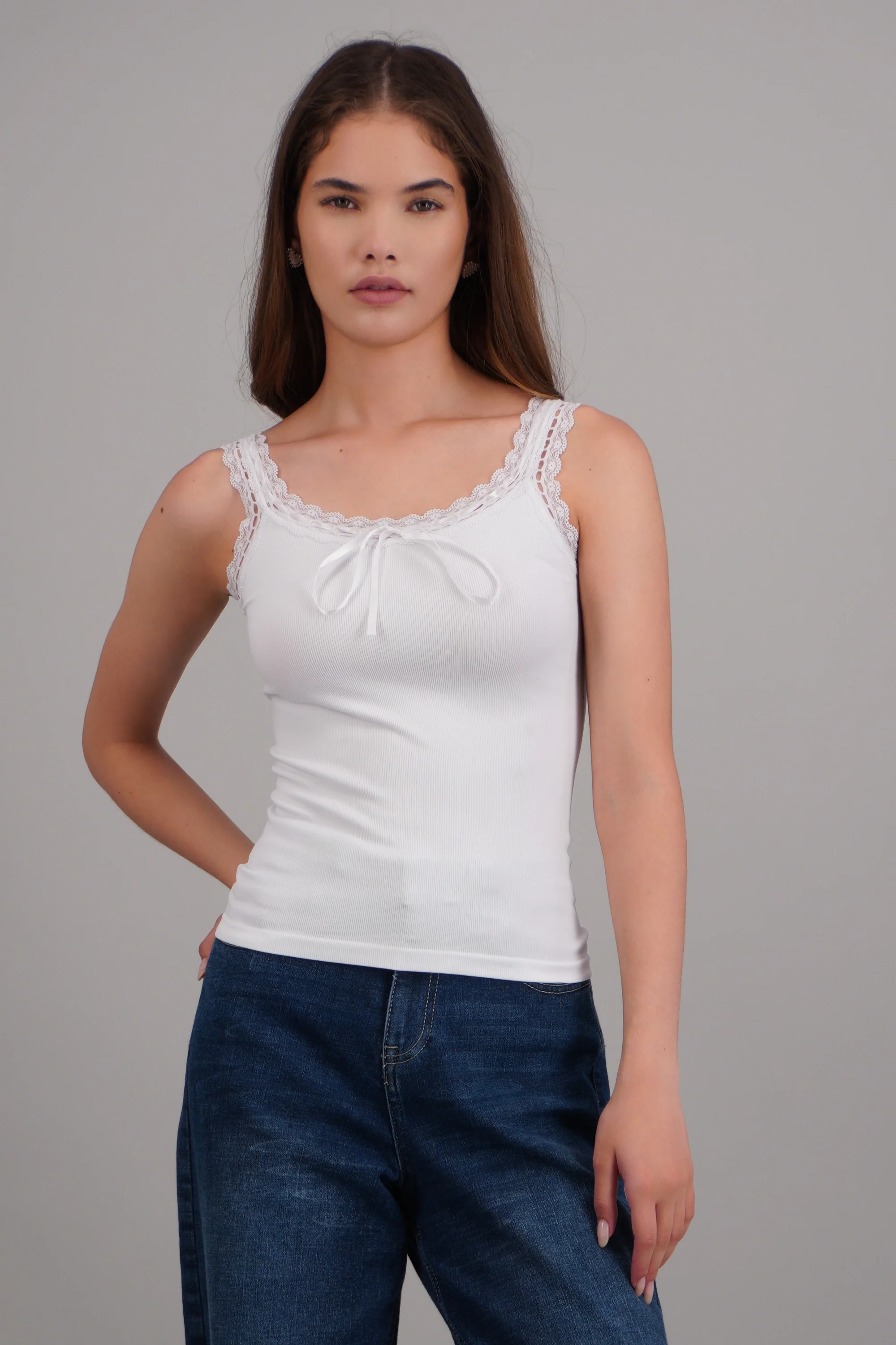Tank top detalle encaje lazo