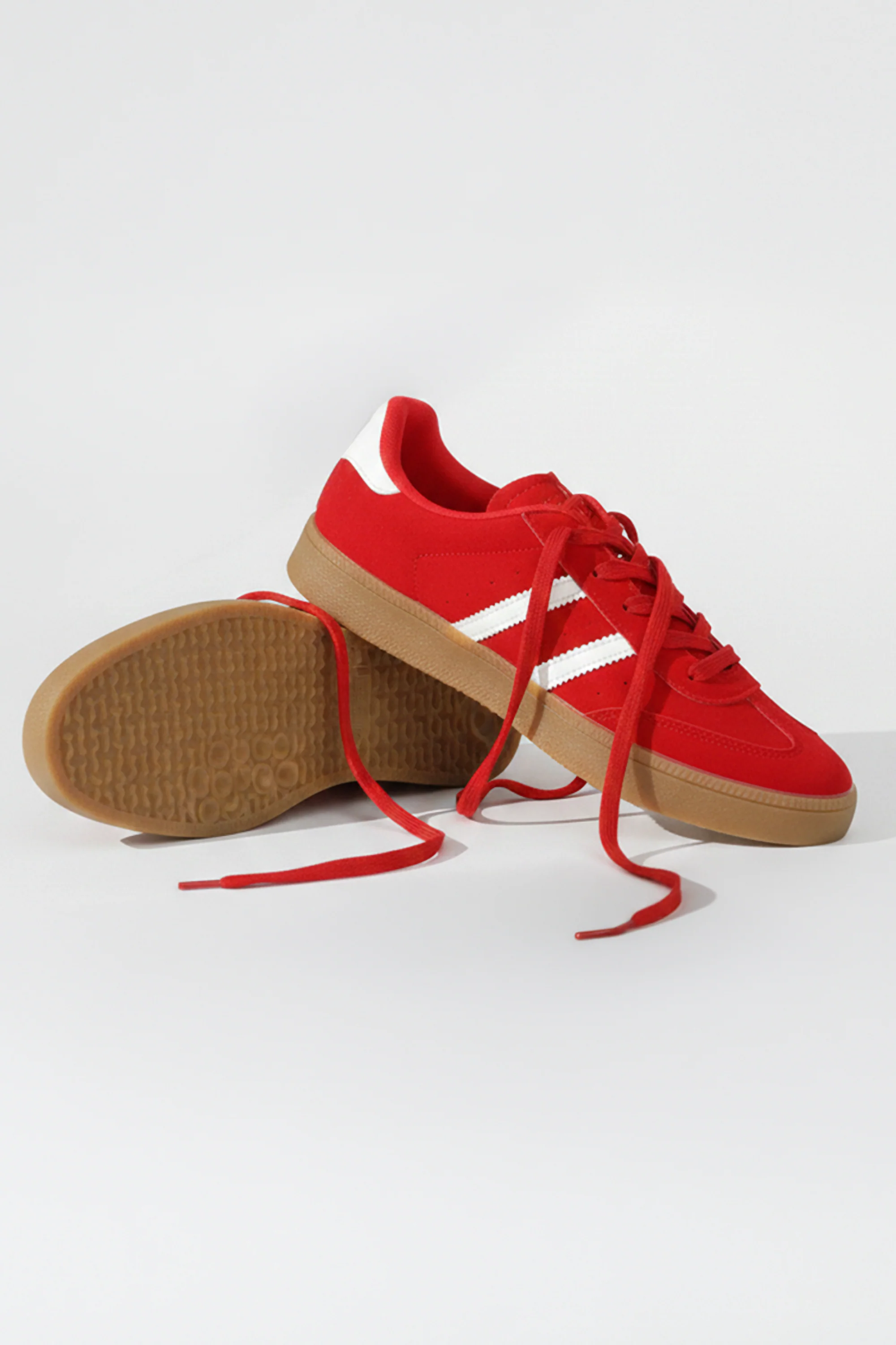 Tenis casual rayas punta suede