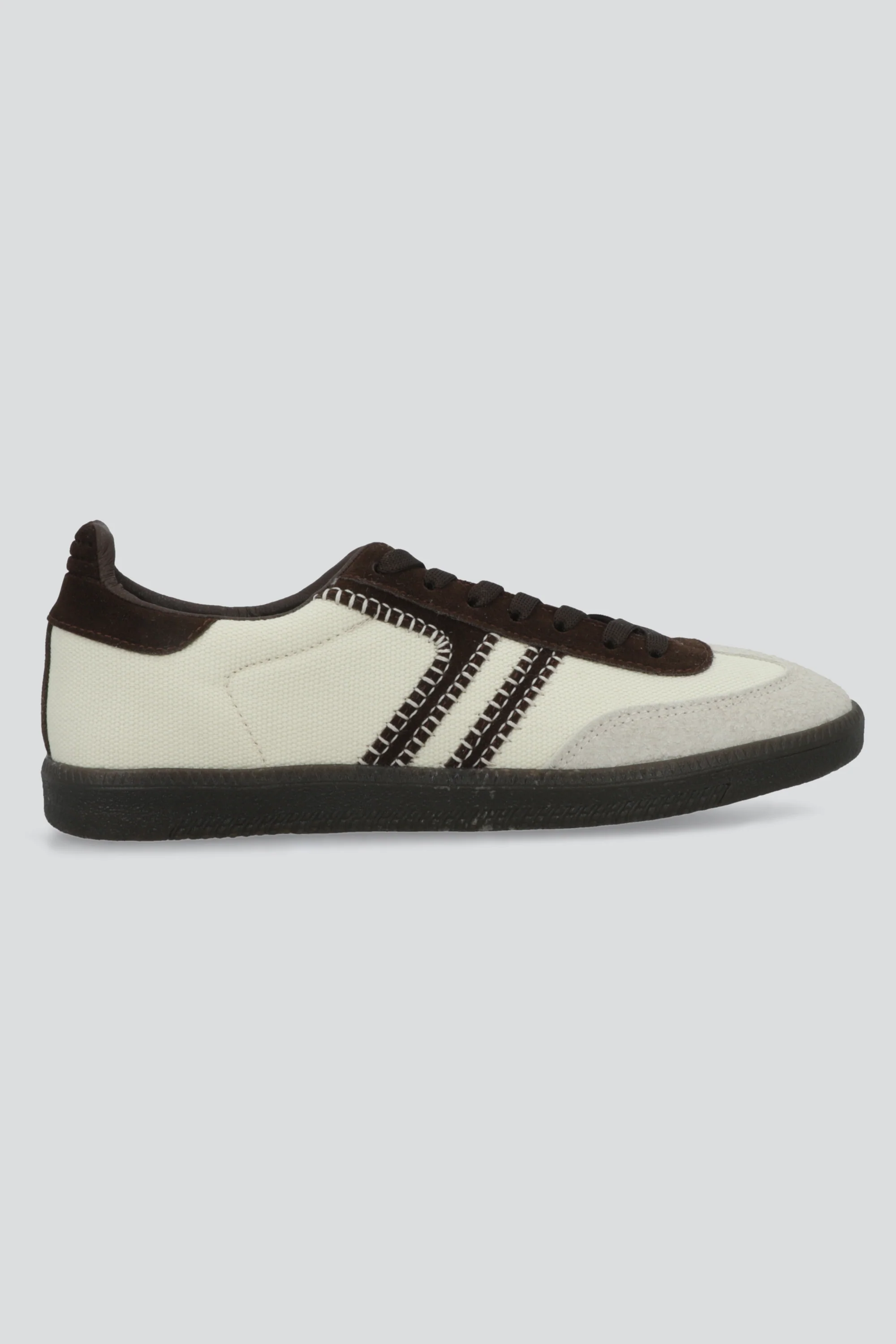 Tenis lineas contrastes