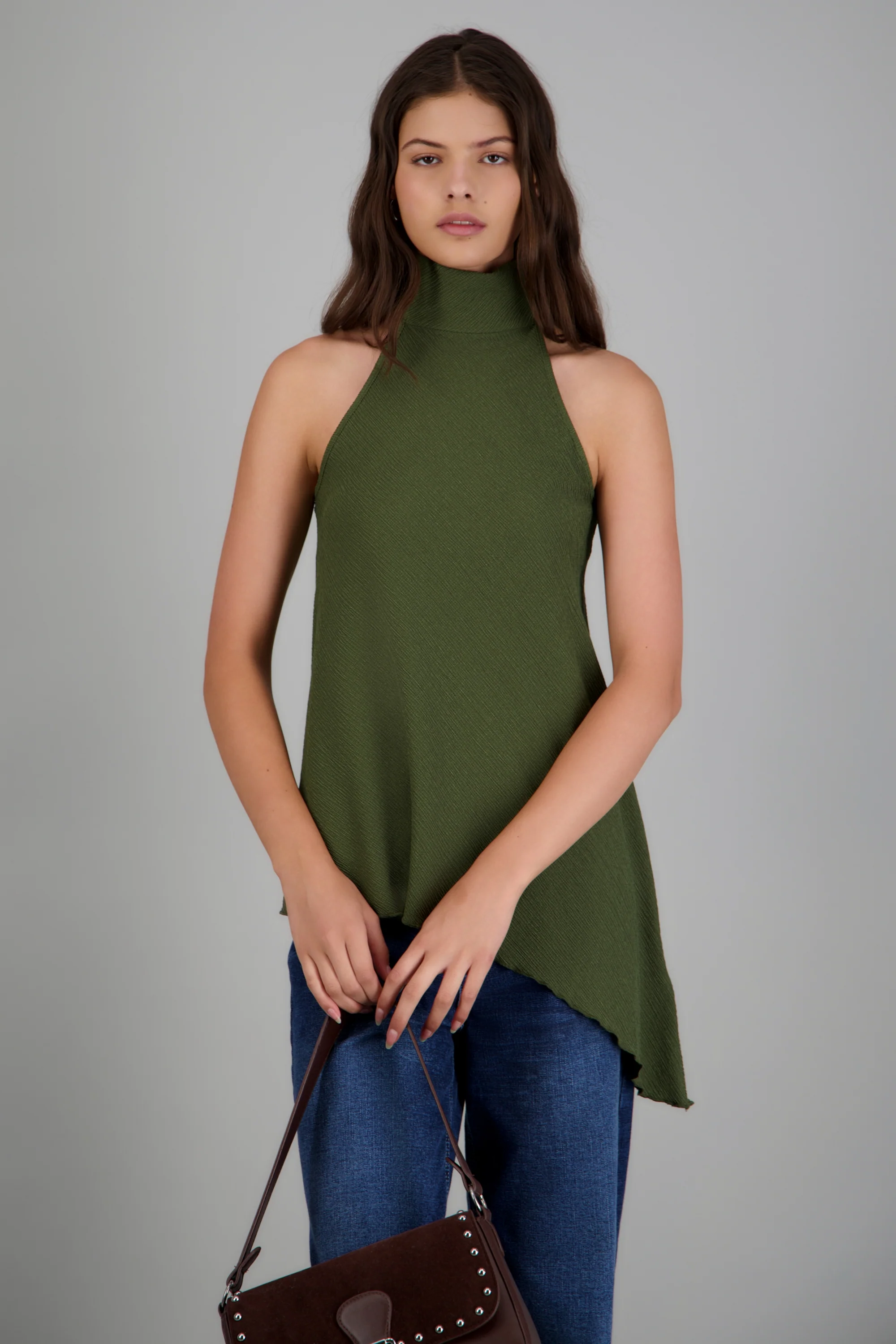 Top asimétrico cuello alto textura