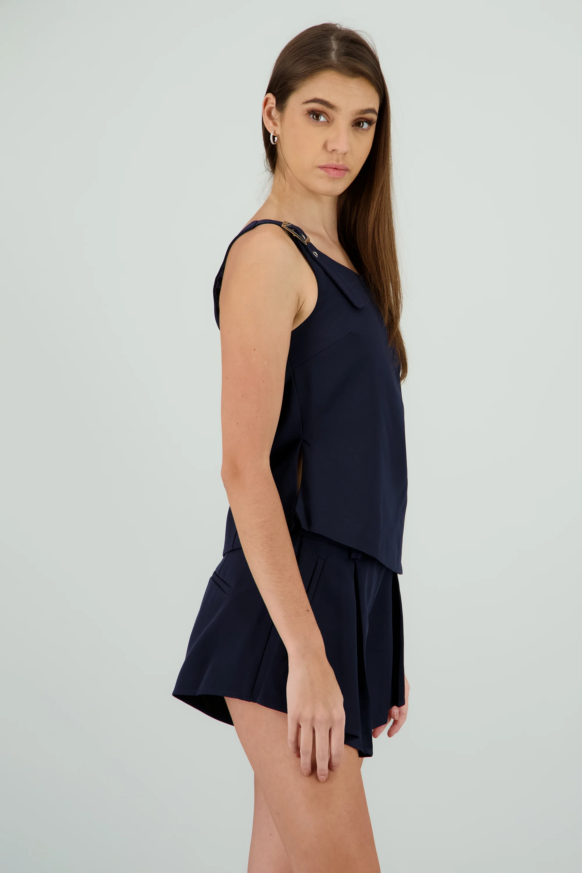 Top asimetrico detalle broche - Image 3