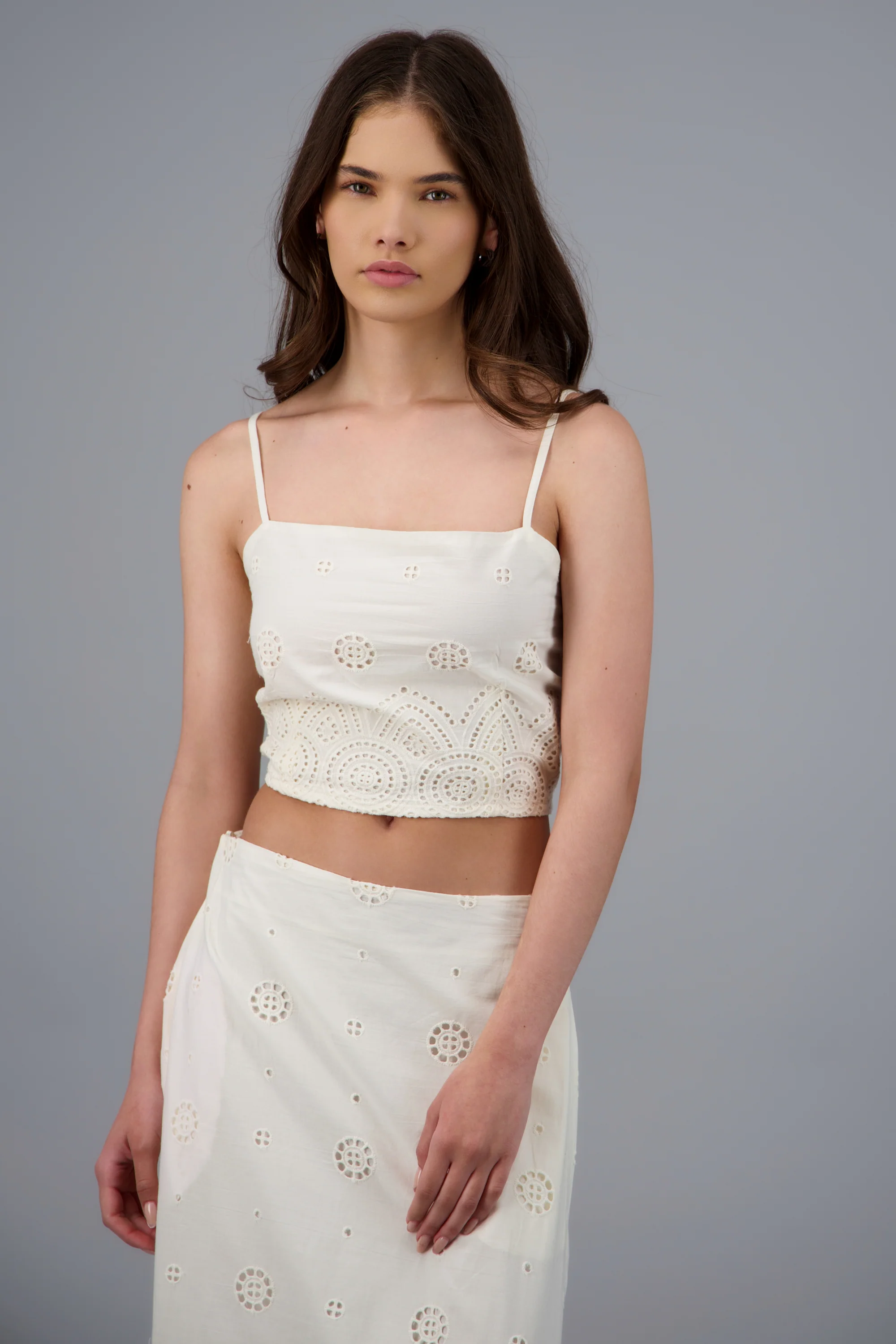 Top crop tirantes detalle eyelet - Image 3