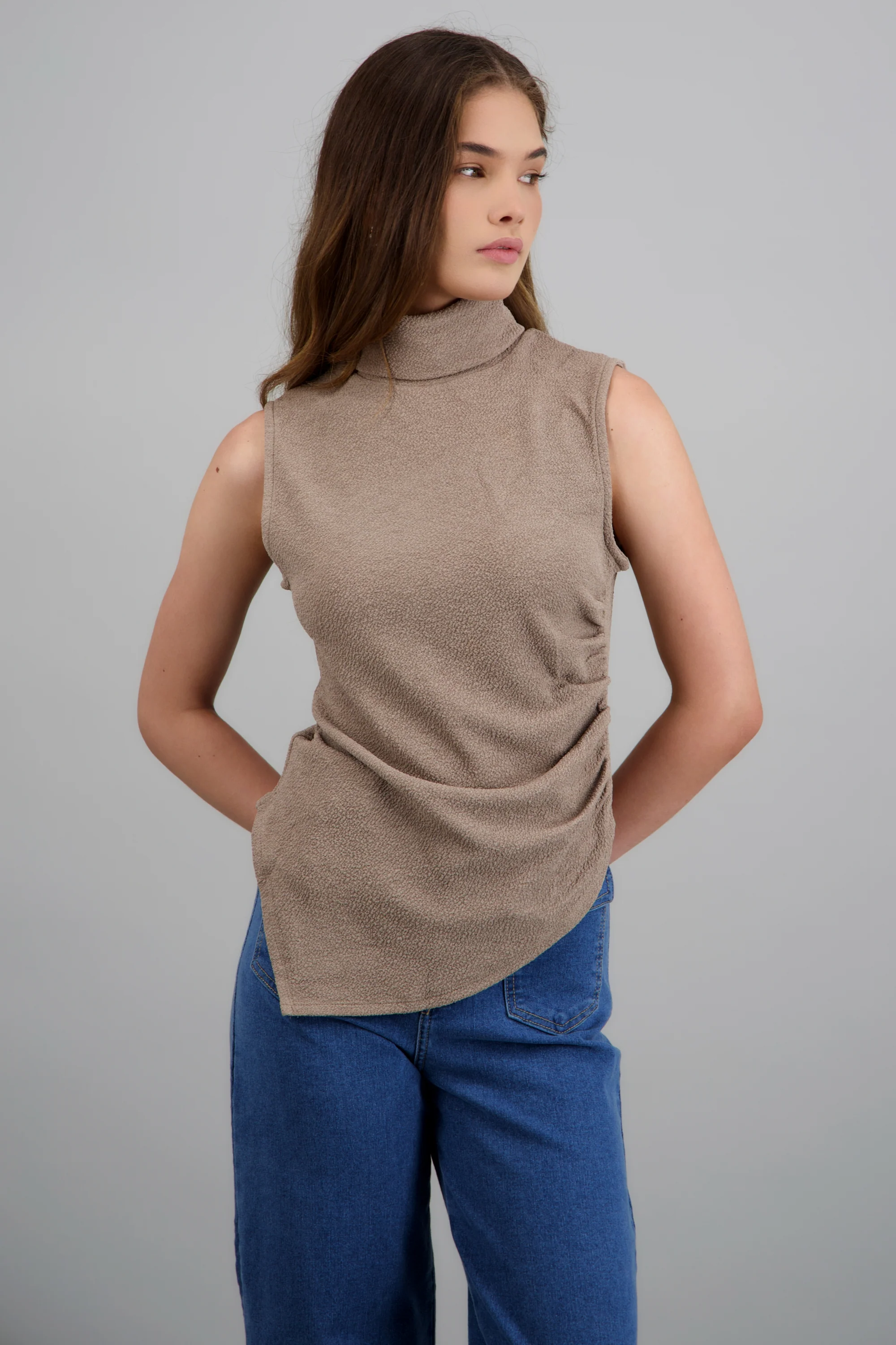 Top cuello tortuga detalle costado