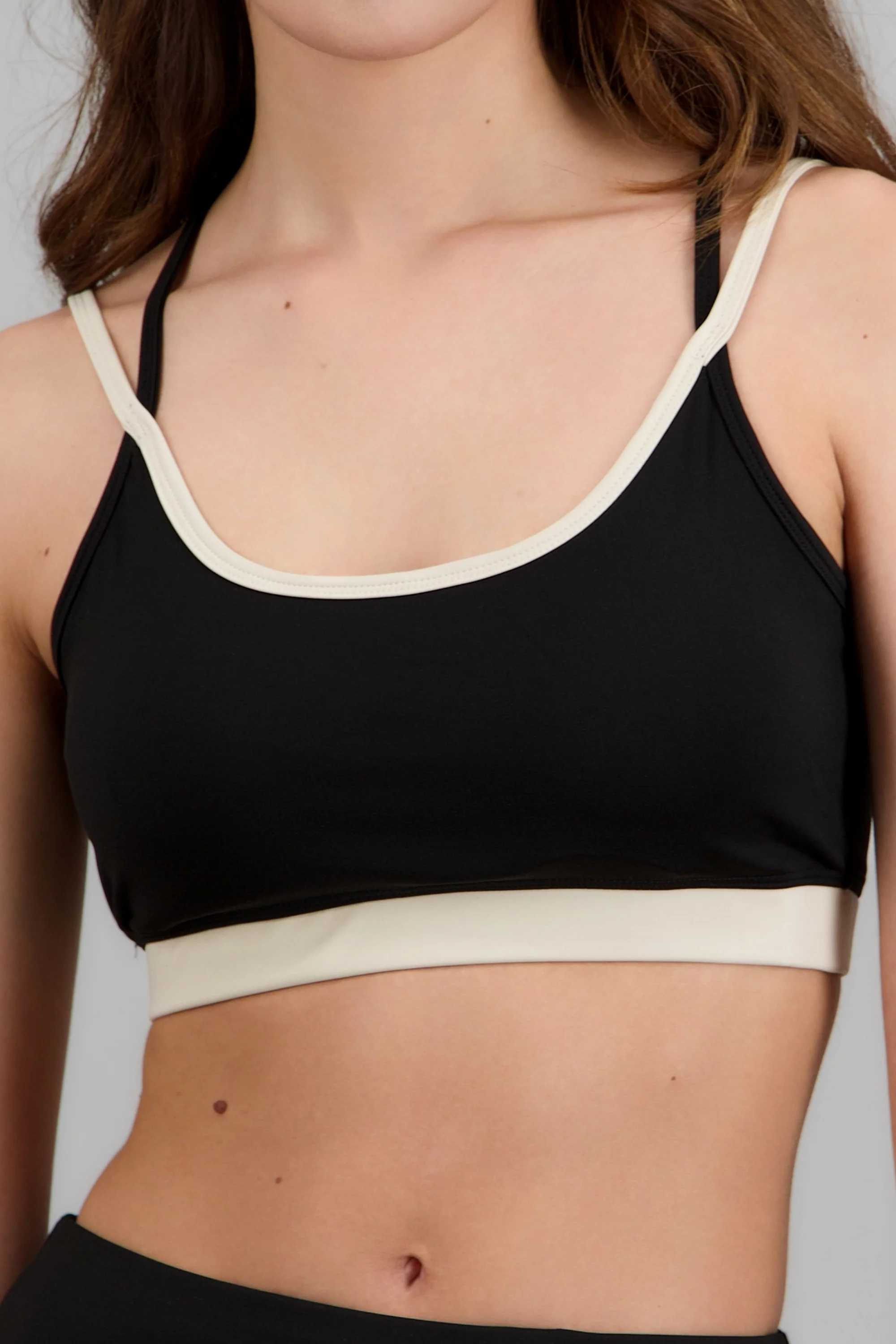 Top deportivo en contraste - Image 5