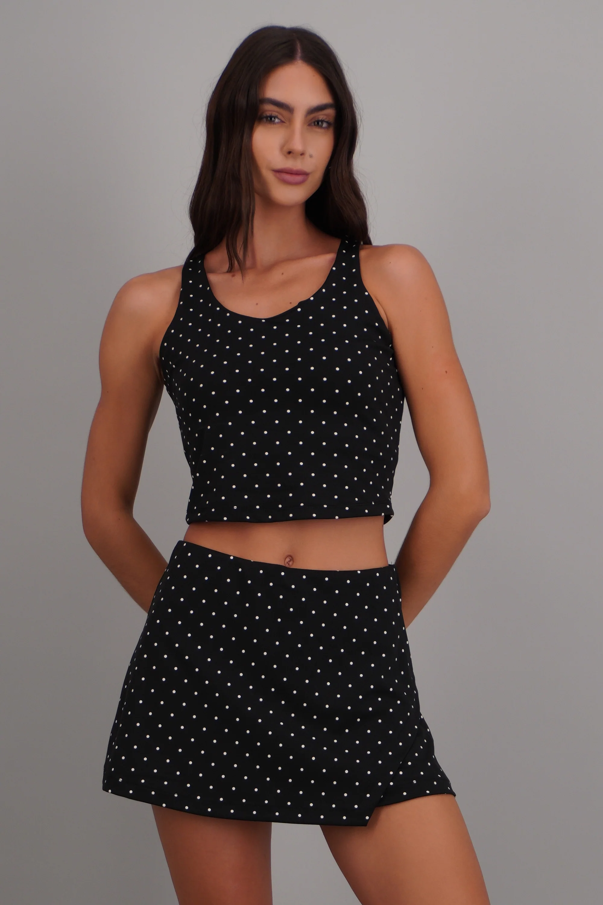 Top deportivo espalda cruzada polka dots - Image 3