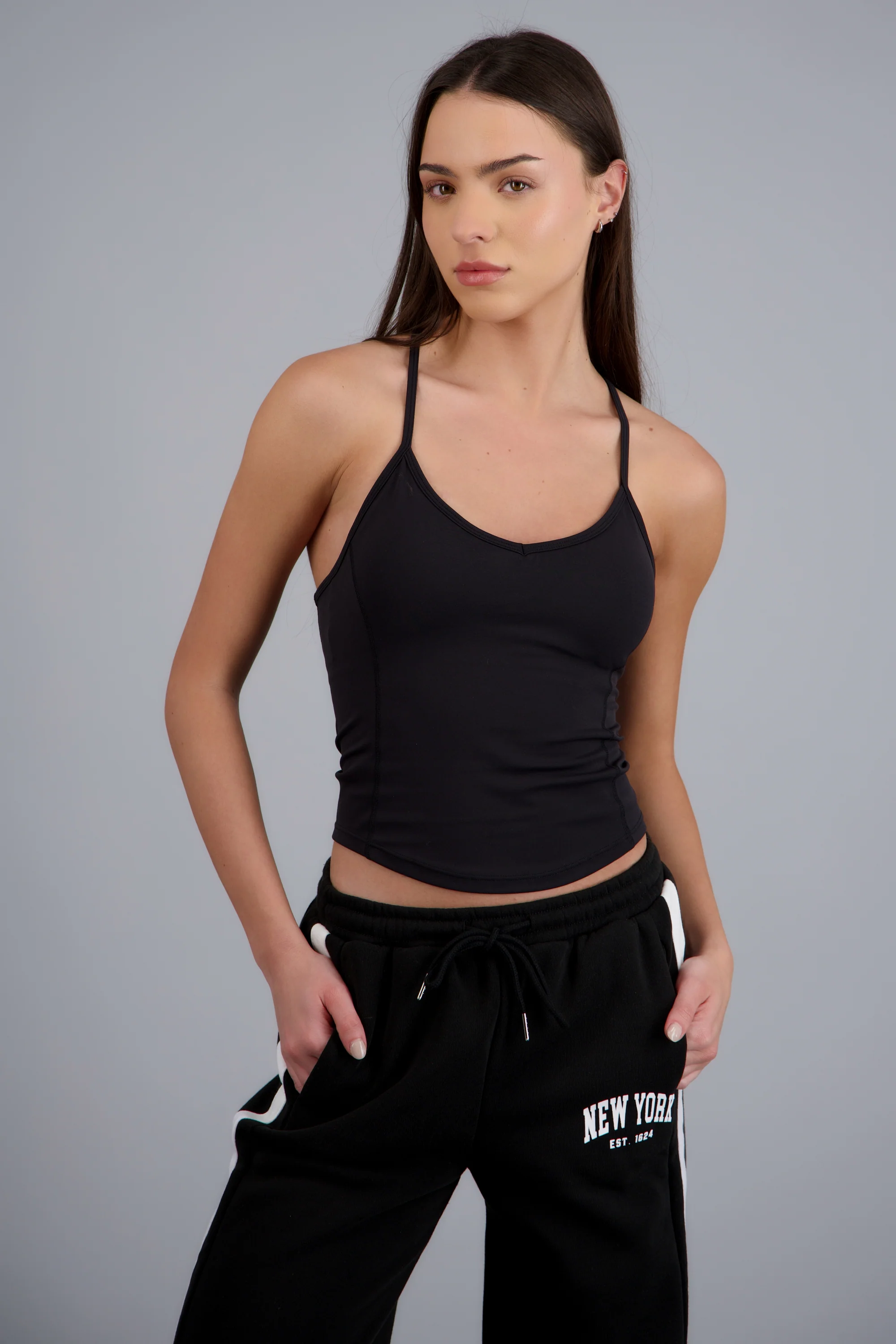 Top deportivo con espalda cruzada