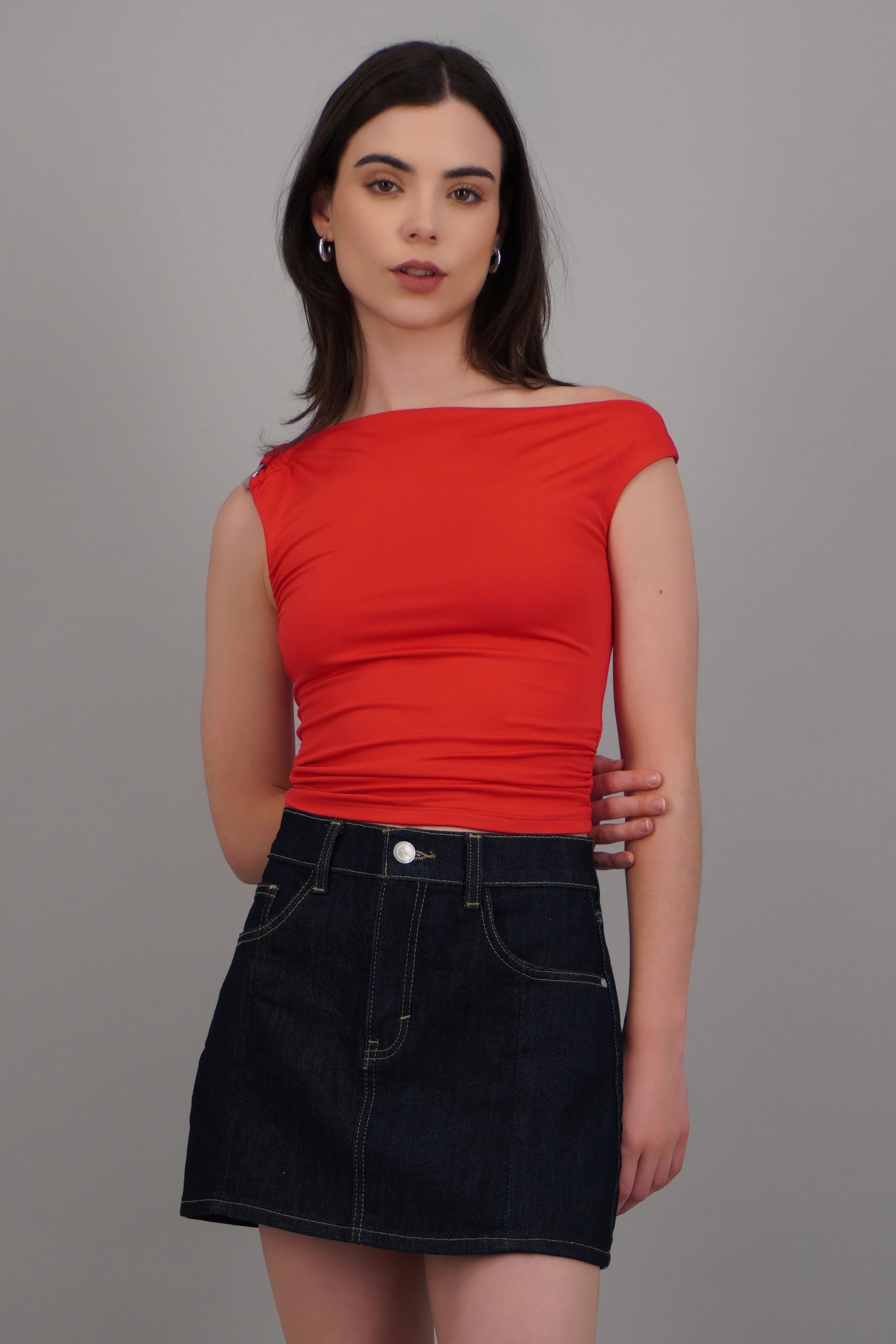 Top drapeado con argolla en tirante liso - Image 3