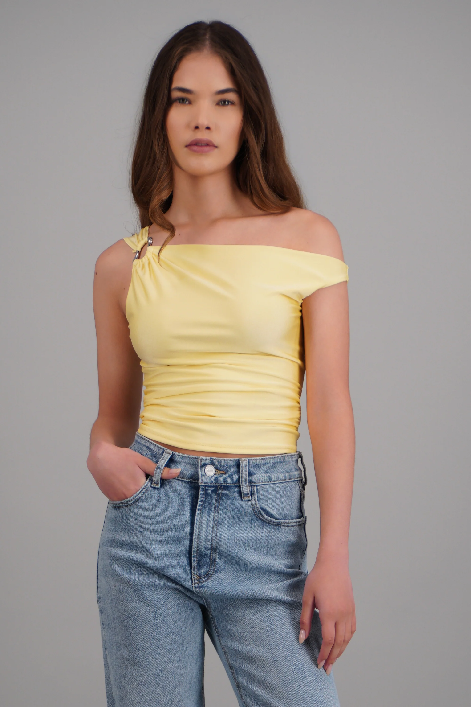 Top drapeado con argolla satin